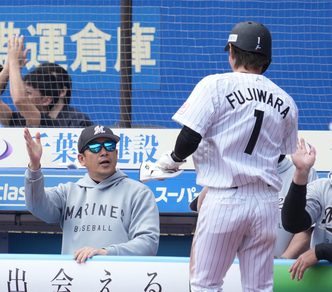 ロッテ対西武　1回裏ロッテ1死一、二塁、グレゴリー・ポランコの先制右前適時打で生還した藤原恭大（右）を祝福するサブロー監督（撮影・小沢裕）