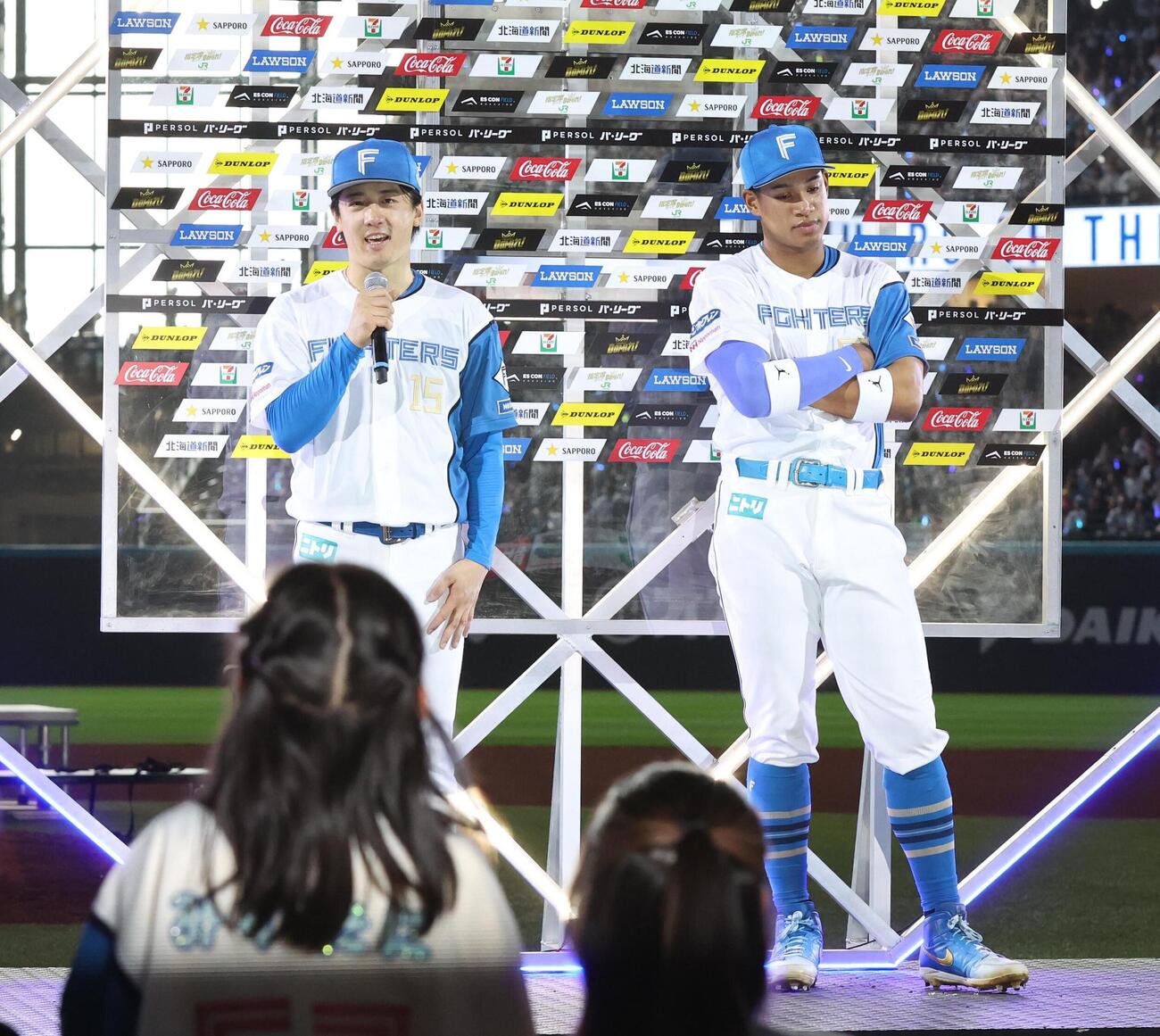 日本ハム対オリックス　ヒーローインタビューで子どもインタビュアーの質問を受ける北山亘基（左）と万波中正（撮影・黒川智章）