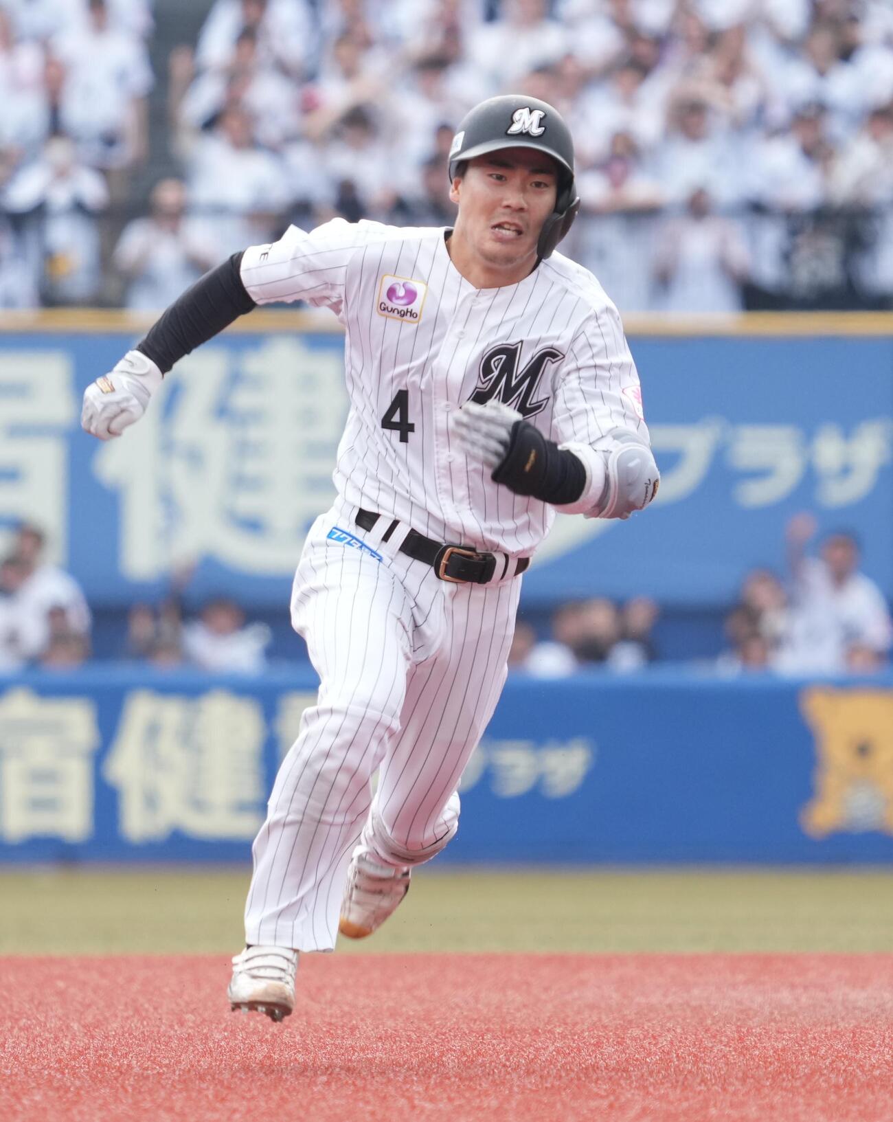 ロッテ対西武　5回裏ロッテ2死一塁、友杉篤輝は右適時三塁打を放つ（撮影・小沢裕）