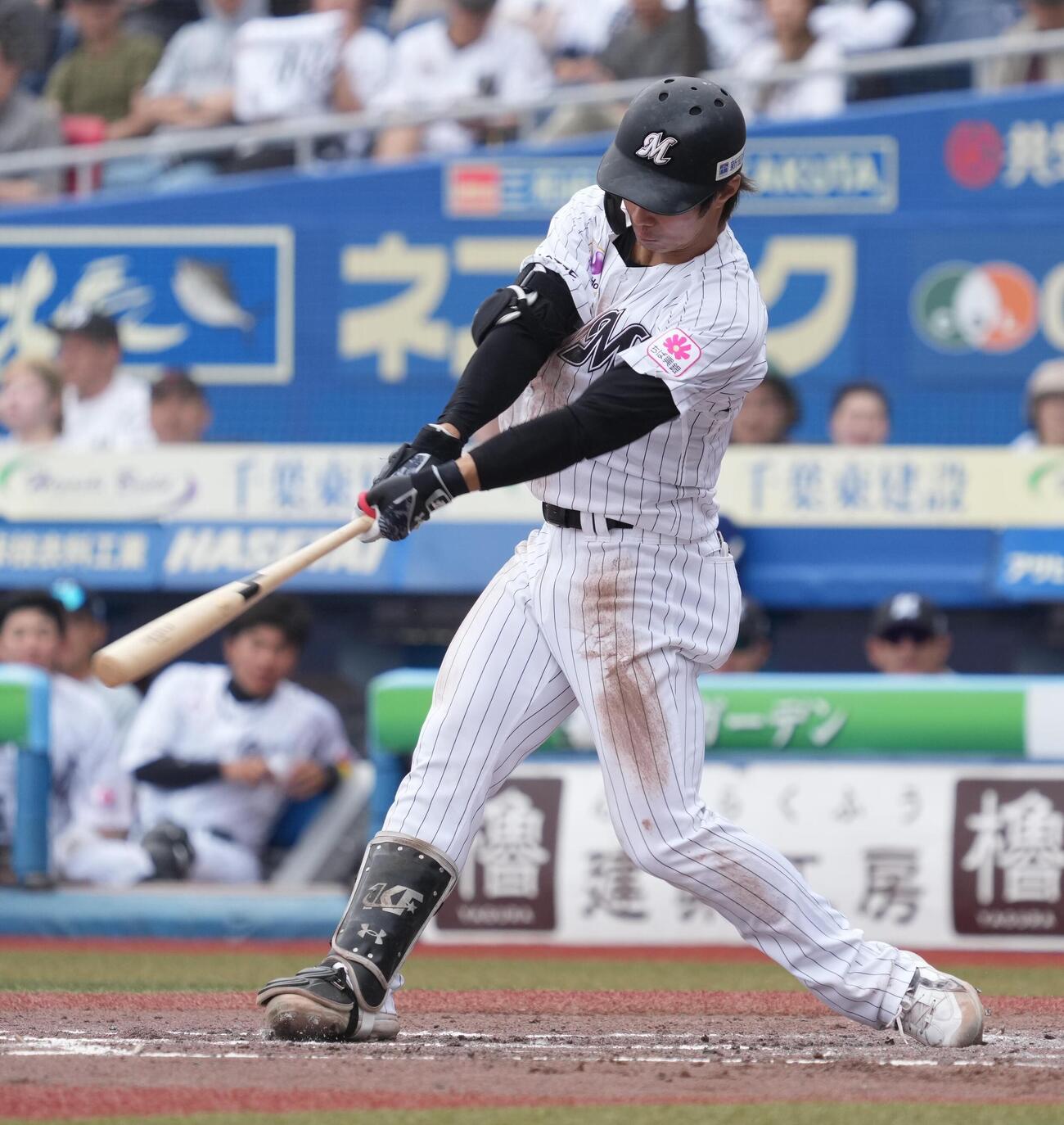 ロッテ対西武　2回裏ロッテ1死一塁、藤原恭大は右越えに2点本塁打を放つ（撮影・小沢裕）