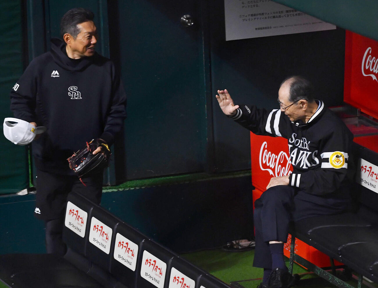 ソフトバンク対楽天　試合前、小久保裕紀監督（左）と話す王貞治球団会長兼特別チームアドバイザー（撮影・岩下翔太）
