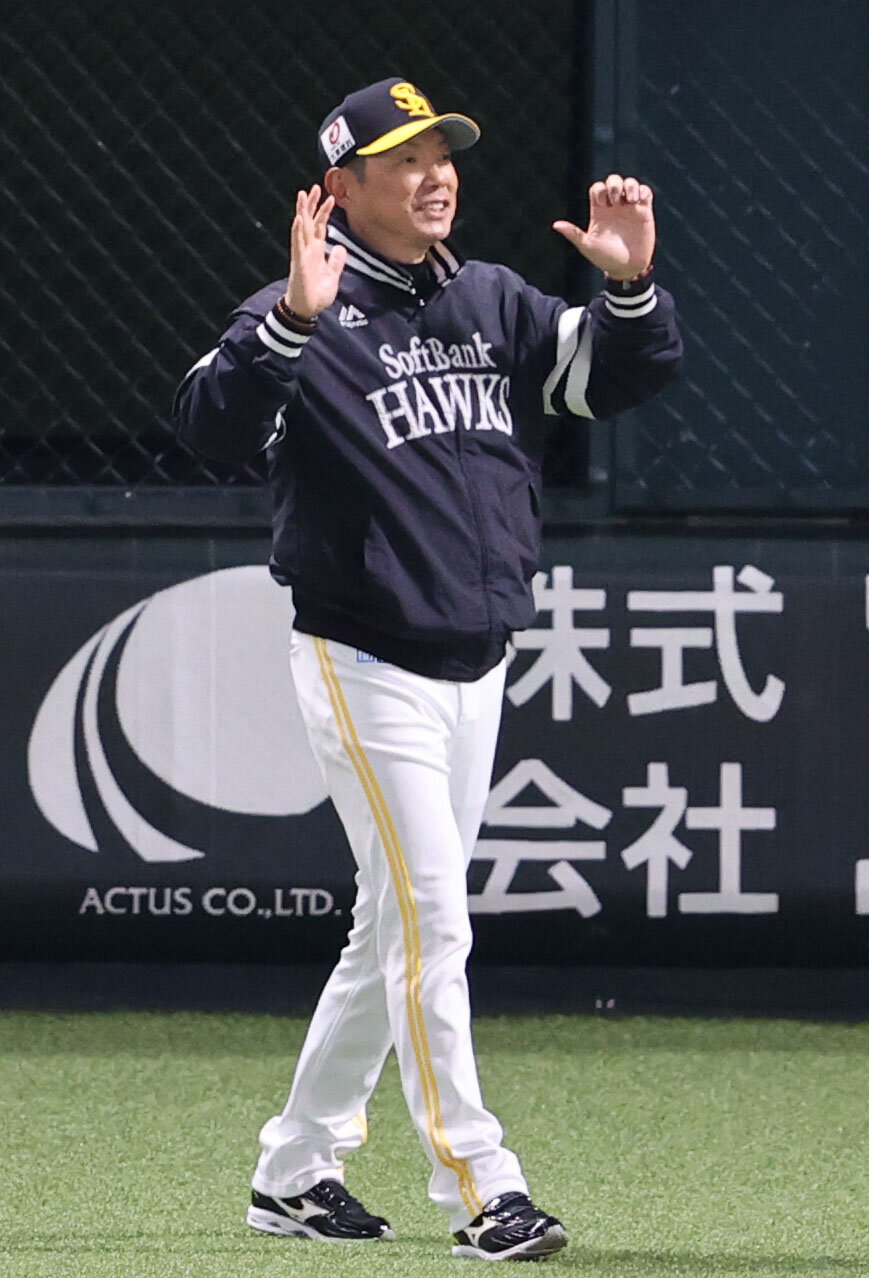 ソフトバンク対楽天　　審判に選手交代を告げるソフトバンク小久保裕紀監督（撮影・梅根麻紀）＝2026年5月3日