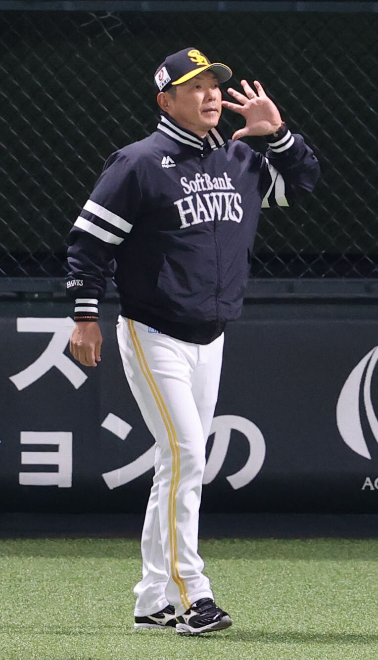 ソフトバンク対楽天　　審判に選手交代を告げるソフトバンク小久保裕紀監督（撮影・梅根麻紀）＝2026年5月3日