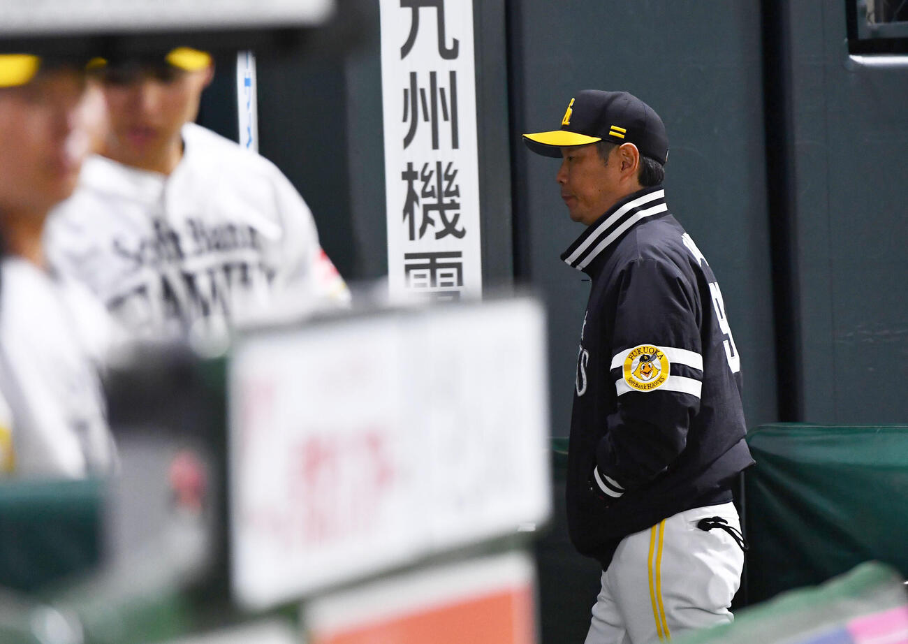 ソフトバンク対楽天　6回裏終了後、投手の交代を告げてベンチへ戻る小久保裕紀監督（撮影・岩下翔太）