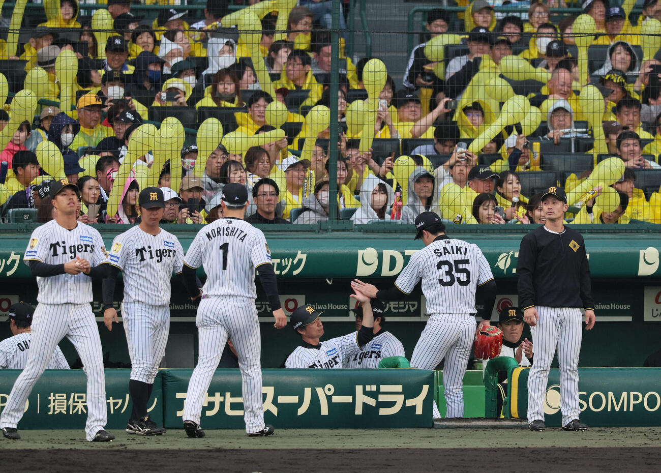 阪神対巨人　7回表巨人攻撃終了、無失点に抑えてベンチに戻る才木浩人を迎える阪神ナイン（撮影・宮崎幸一）
