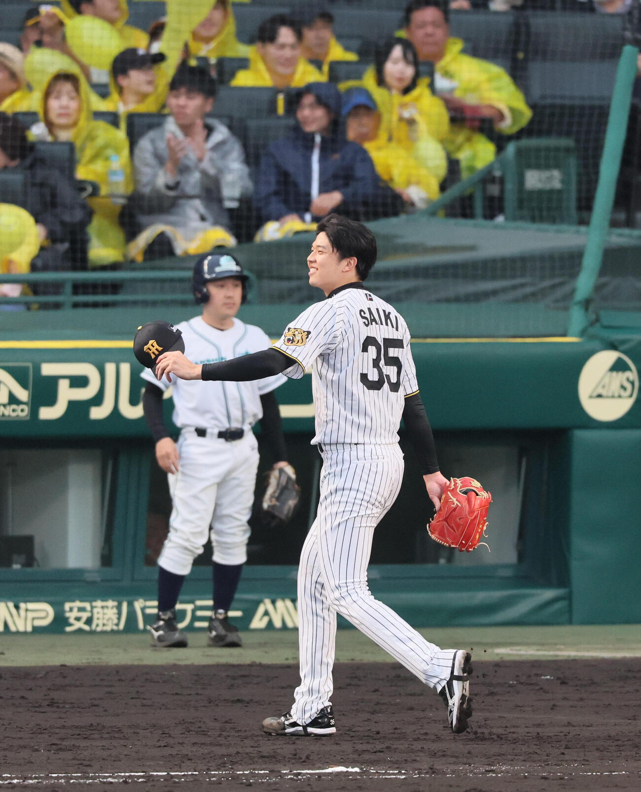 阪神対巨人　7回表巨人攻撃終了、才木浩人は無失点に抑えて笑顔でベンチに戻る（撮影・宮崎幸一）