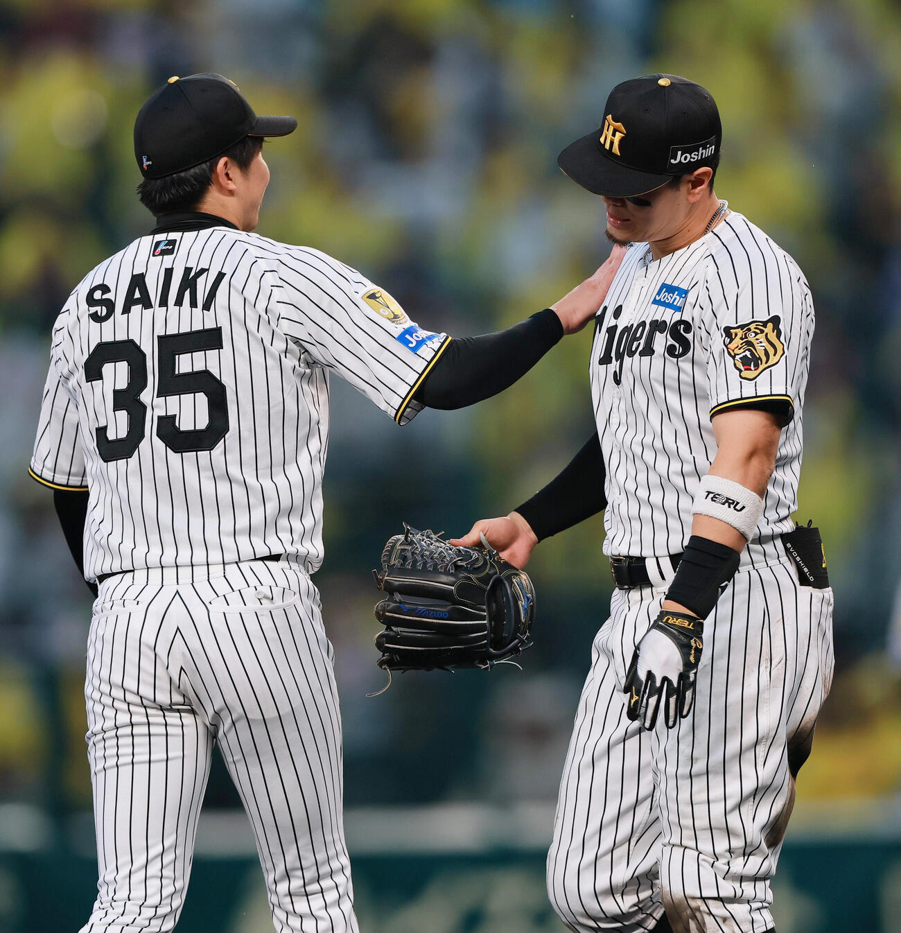 阪神対巨人　7回表巨人1死、浦田俊輔の三ゴロで失策した佐藤輝明（右）を励ます才木浩人（撮影・上山淳一）