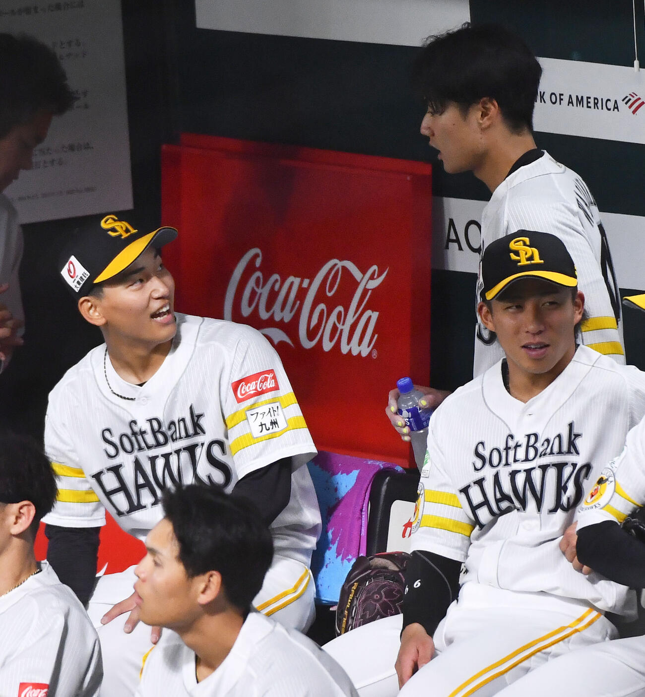 ソフトバンク対楽天　1回表を無失点に抑え、ベンチで渡辺陸（右奥）と話す前田悠伍（左）（撮影・岩下翔太）