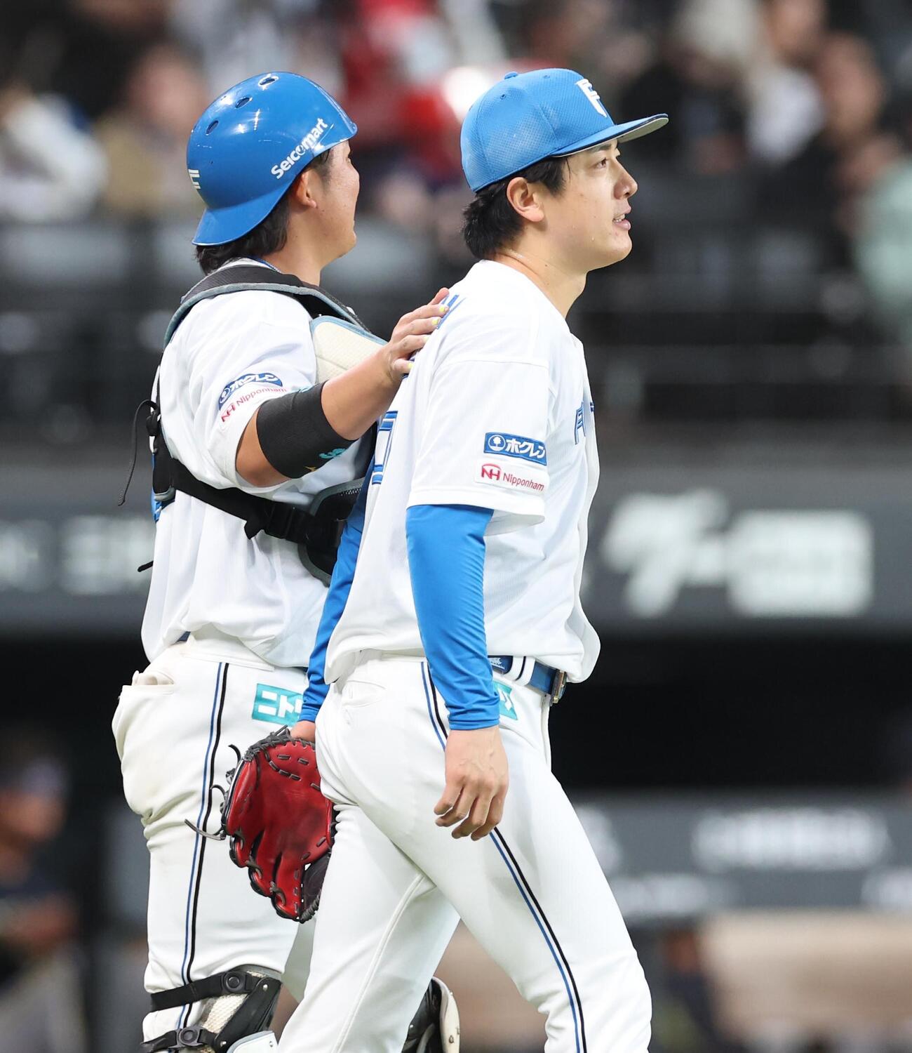 日本ハム対オリックス　完封勝利を挙げ進藤勇也（左）に祝福される北山亘基（撮影・黒川智章）