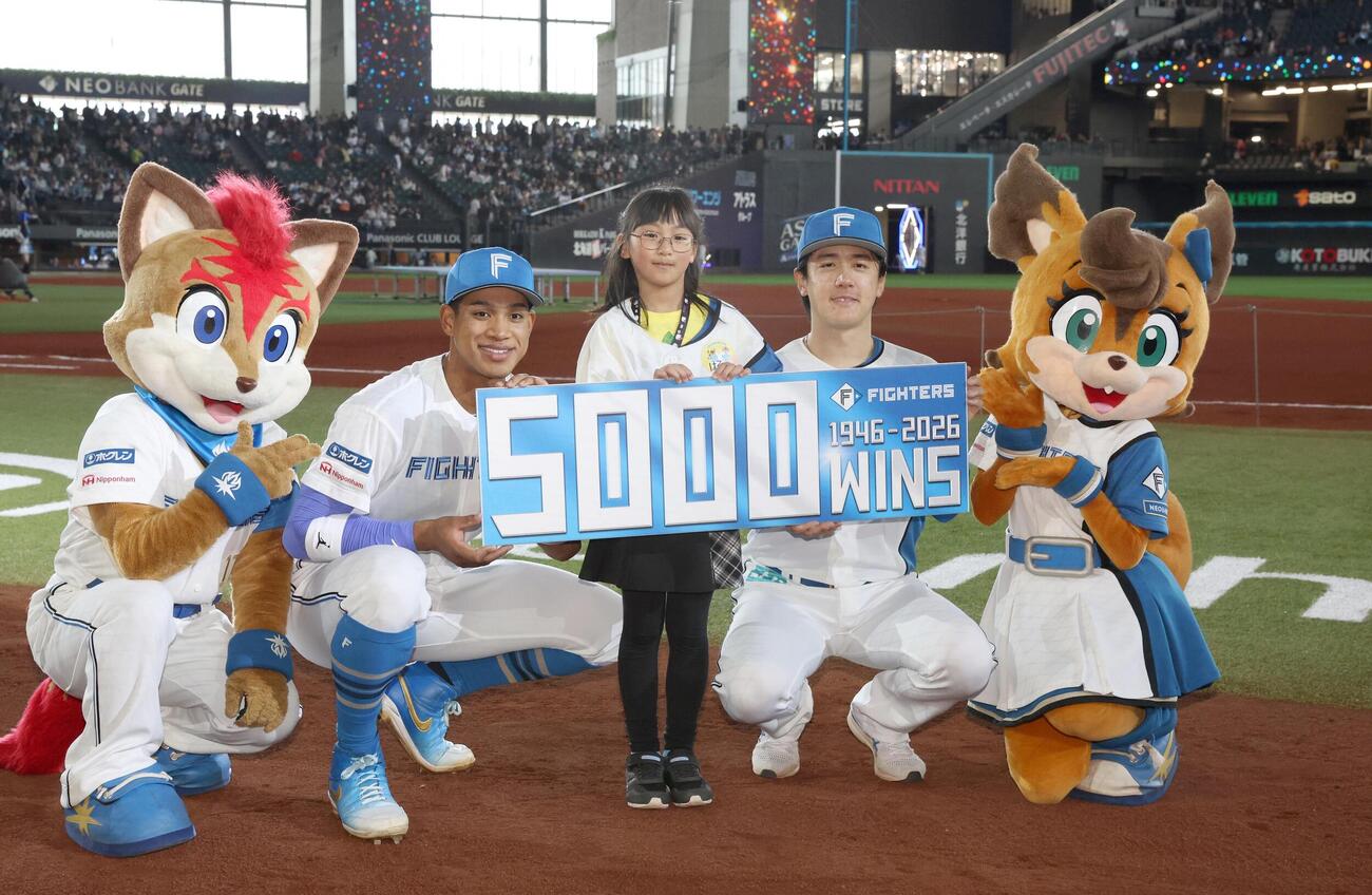 日本ハム対オリックス　球団創設通算5000勝達成記念ボードを持ち子どもインタビュアーと記念撮影する万波中正（左）と北山亘基（撮影・黒川智章）