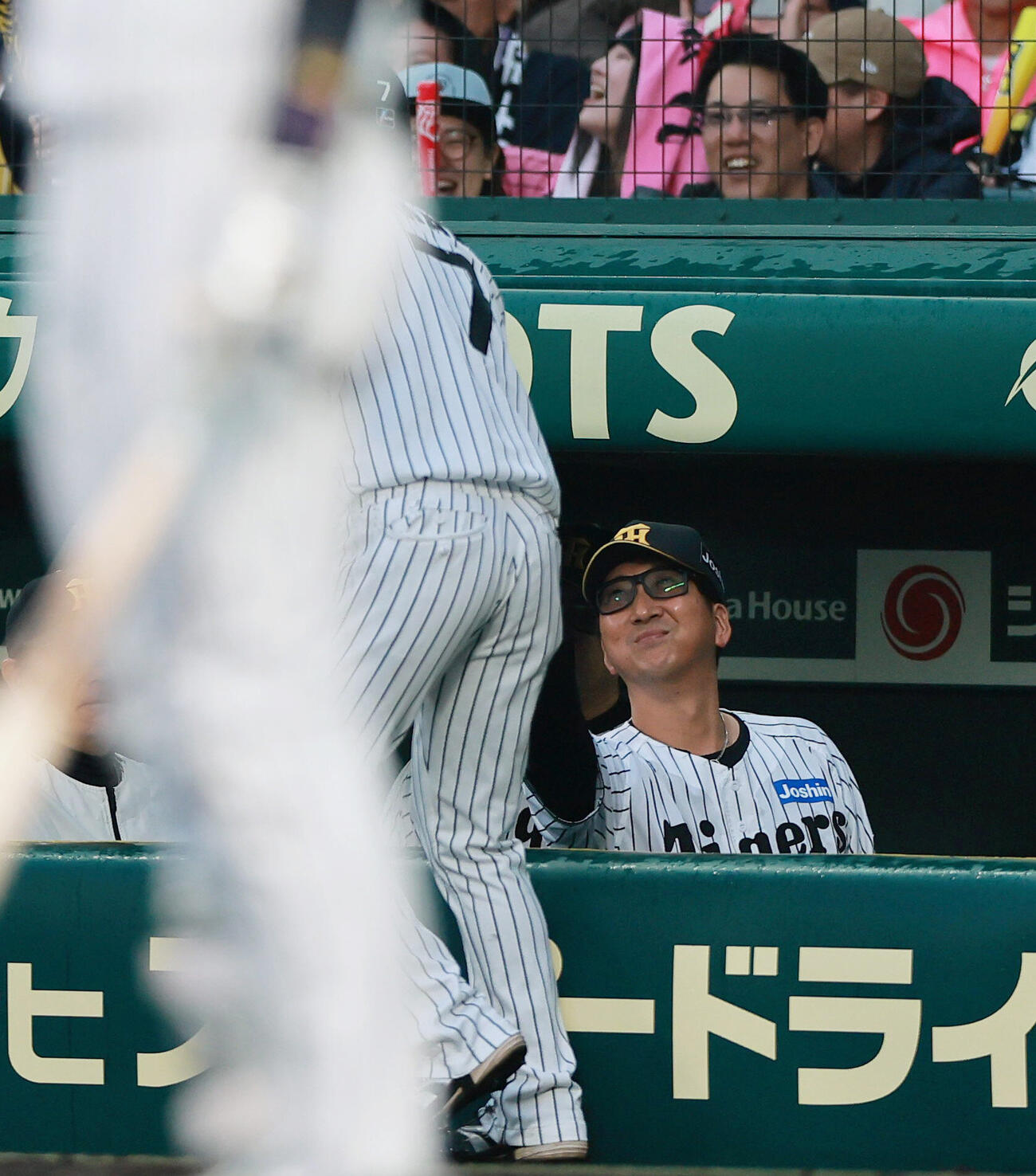 阪神対巨人　6回裏阪神1死満塁、藤川球児監督（右）は井上温大の暴投で生還した中野拓夢を出迎える（撮影・上山淳一）