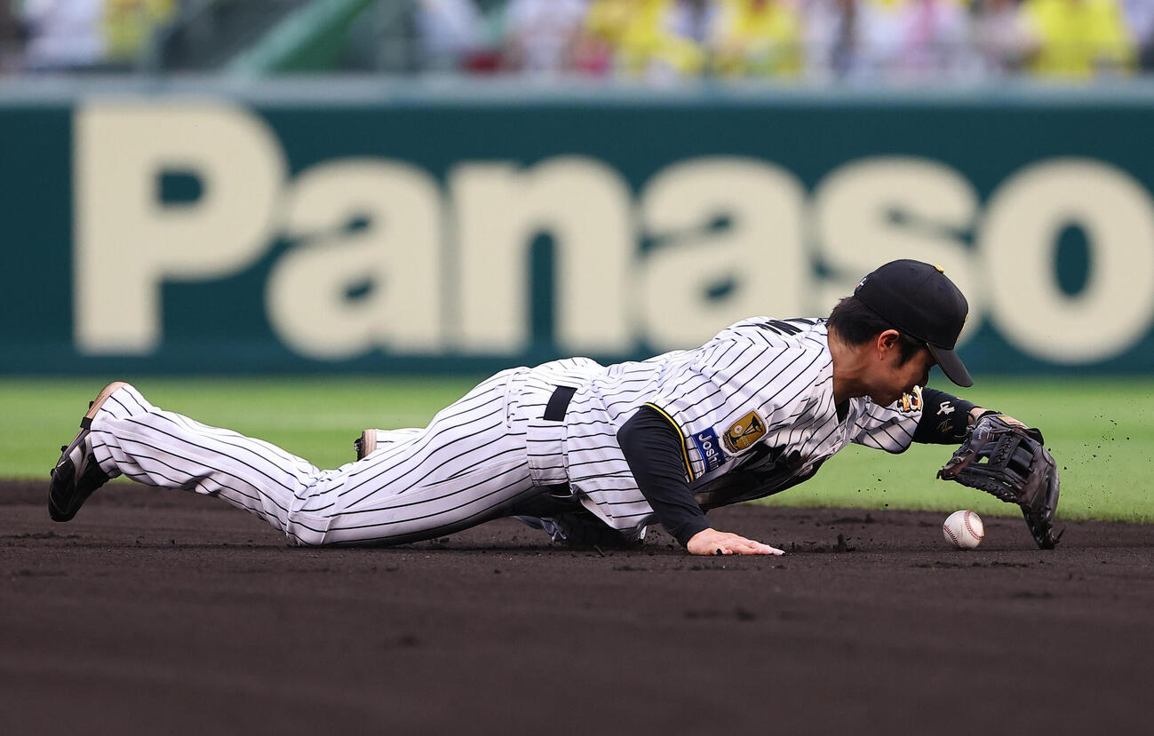 阪神対巨人　2回表巨人2死一、二塁、井上温大の打球に飛びつく中野拓夢（撮影・上田博志）