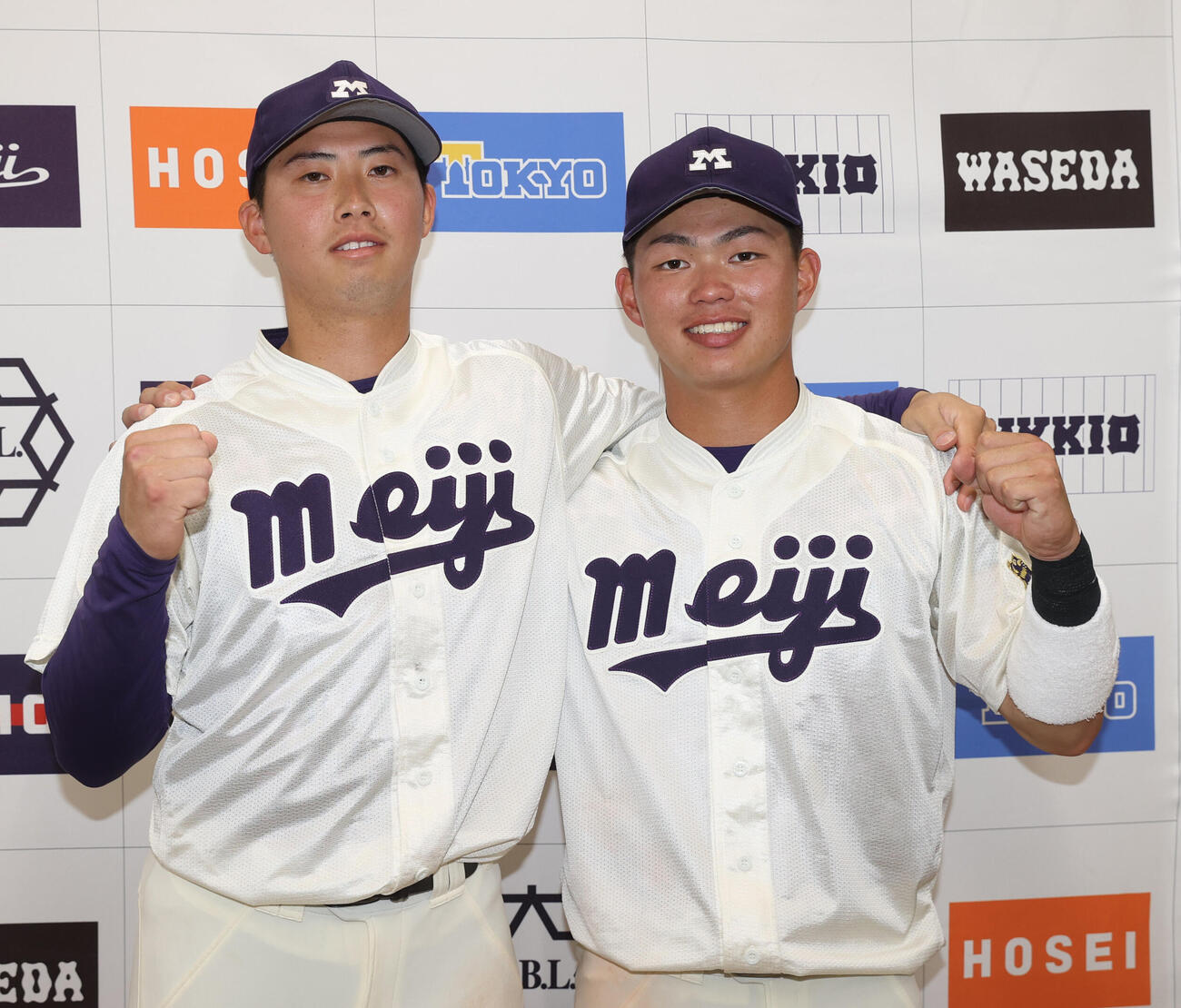 立大に勝利し笑顔を見せる明大・光弘帆高（左）と榊原七斗（撮影・柴田隆二）