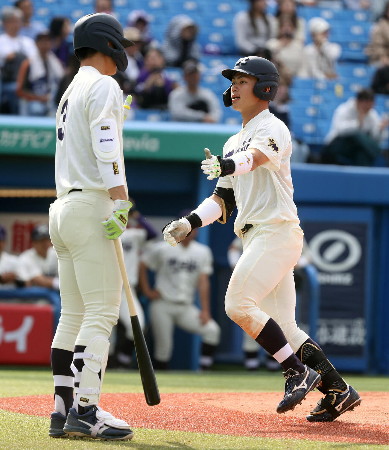 東京6大学野球　明大対立大　8回表明大無死、榊原七斗（右）は本塁打を放ち内海優太の出迎えを受ける（撮影・柴田隆二）