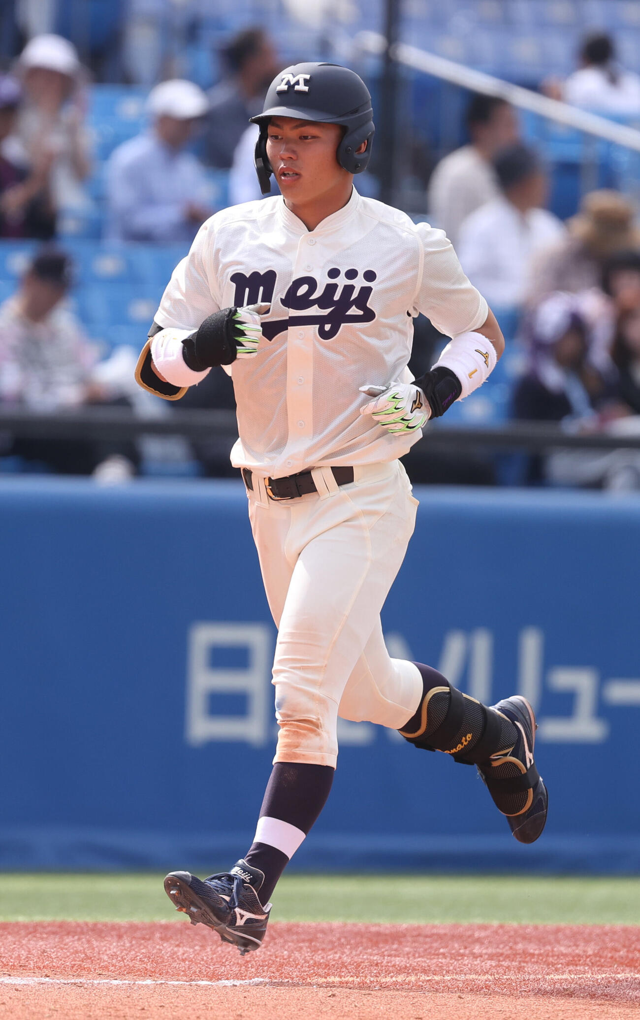 東京6大学野球　明大対立大　8回表明大無死、榊原七斗は本塁打を放ち生還する（撮影・柴田隆二）