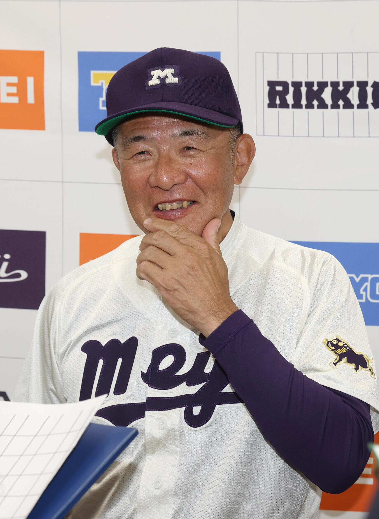 東京6大学野球　明大対立大　勝利し笑顔を見せる明大・戸塚俊美監督（撮影・柴田隆二）