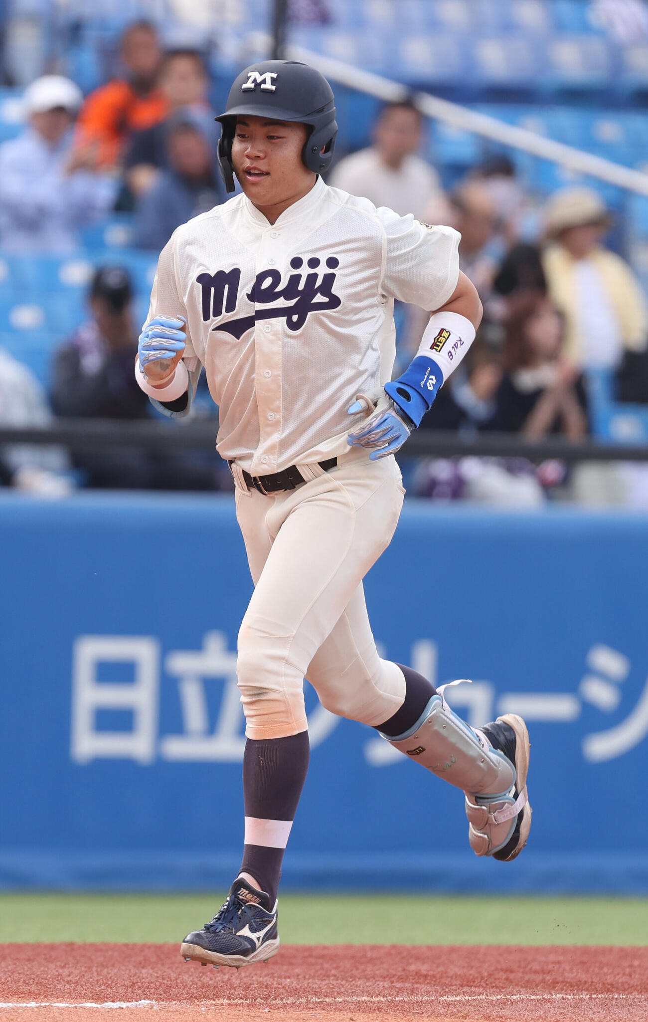 東京6大学野球　明大対立大　6回表明大2死三塁、田上夏衣は2点本塁打を放ち生還する（撮影・柴田隆二）