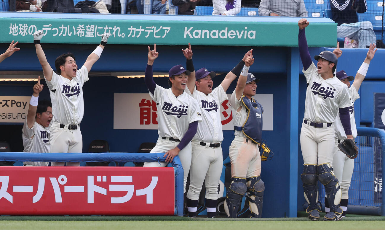 東京6大学野球　明大対立大　6回表明大2死三塁、田上夏衣の2点本塁打に喜ぶ明大ナイン（撮影・柴田隆二）