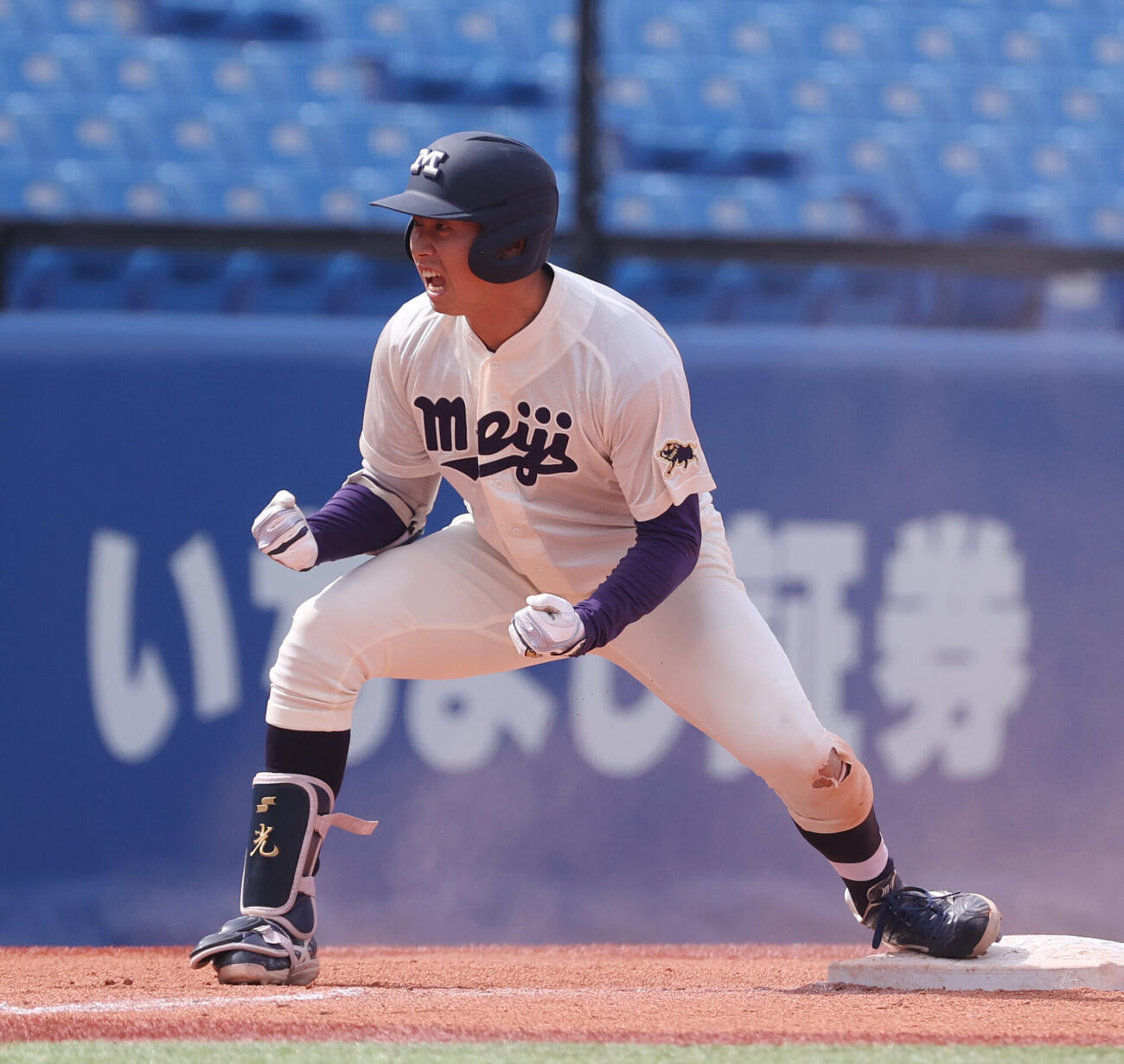 明大対立大　6回表明大1死満塁、光弘帆高は走者一掃の三塁打を放ちガッツポーズ（撮影・柴田隆二）