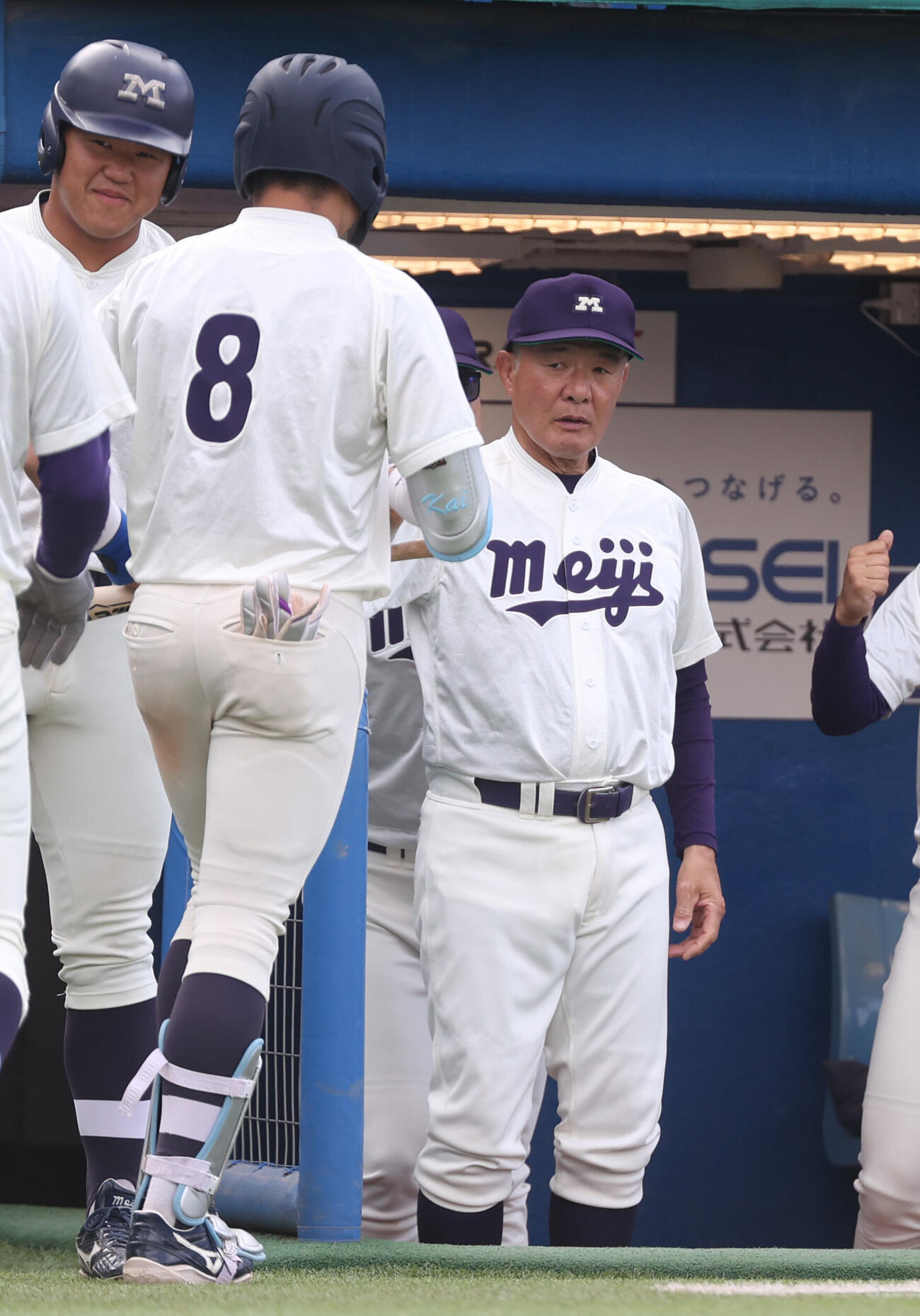 東京6大学野球　明大対立大　6回表明大2死三塁、田上夏衣は2点本塁打を放ち戸塚俊美監督（右）の出迎えを受ける（撮影・柴田隆二）