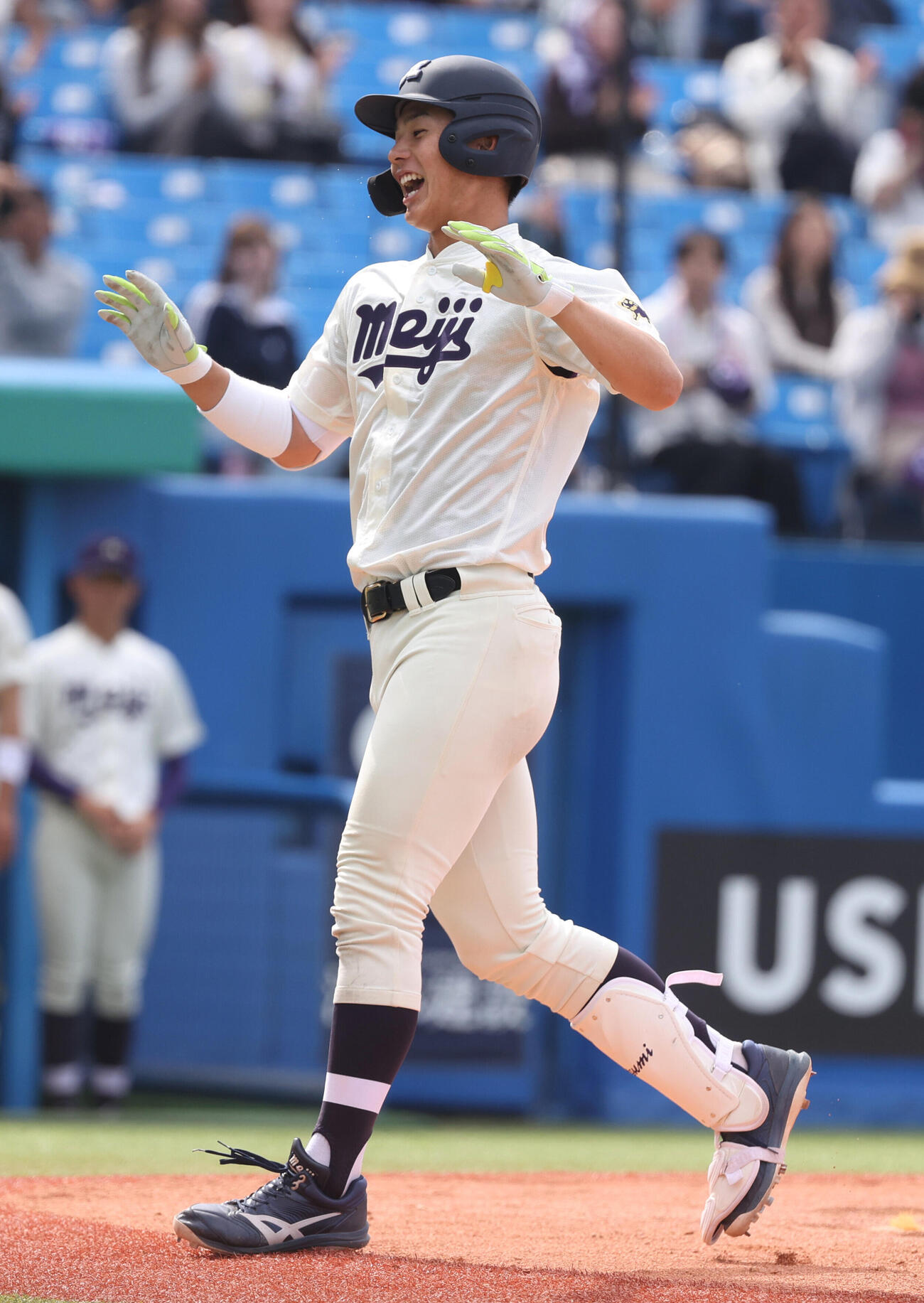 東京6大学野球　明大対立大　7回表明大無死一塁、内海優太は2点本塁打を放ち生還する（撮影・柴田隆二）