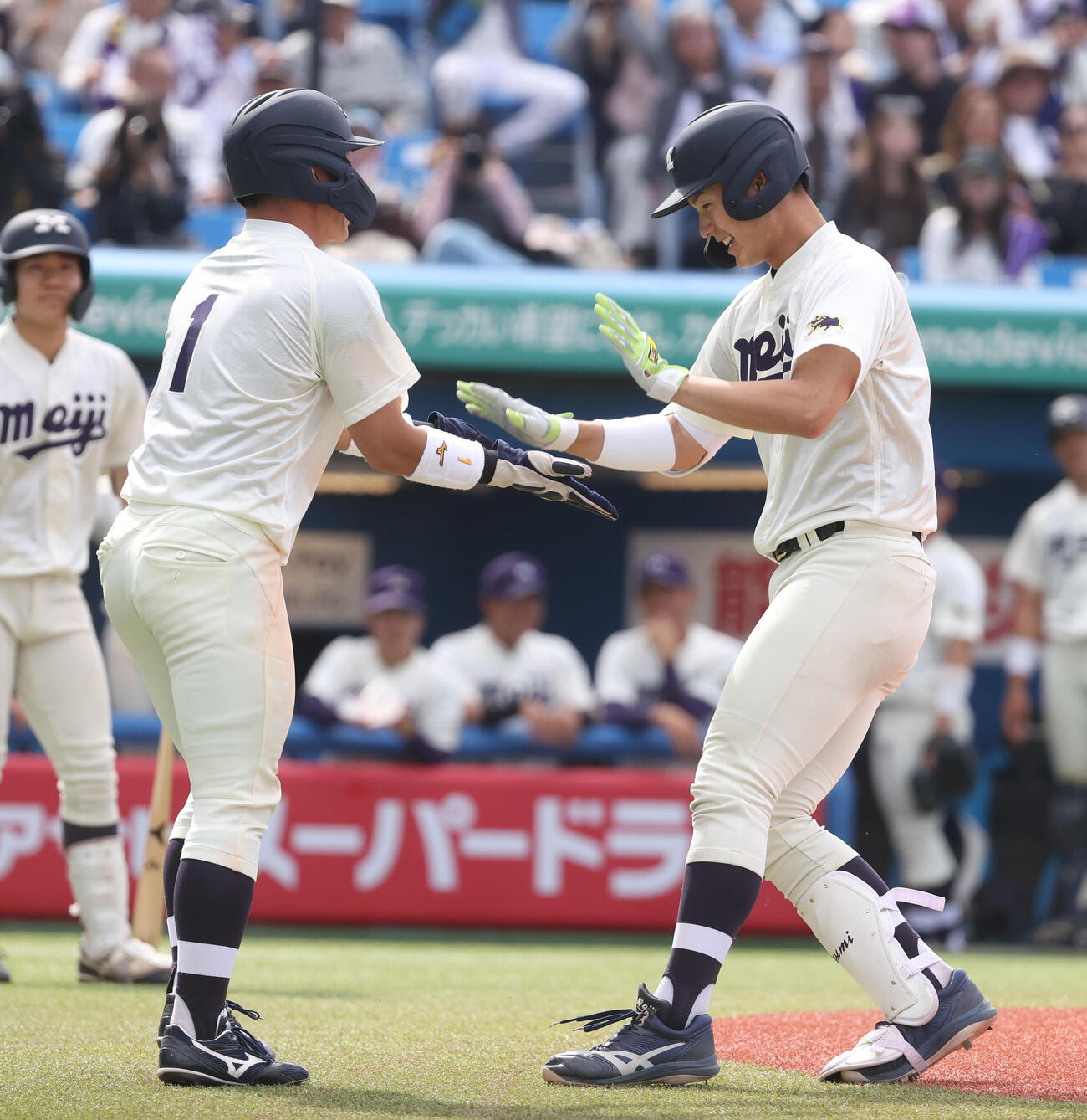 東京6大学野球　明大対立大　7回表明大無死一塁、内海優太（右）は2点本塁打を放ち榊原七斗とハイタッチする（撮影・柴田隆二）