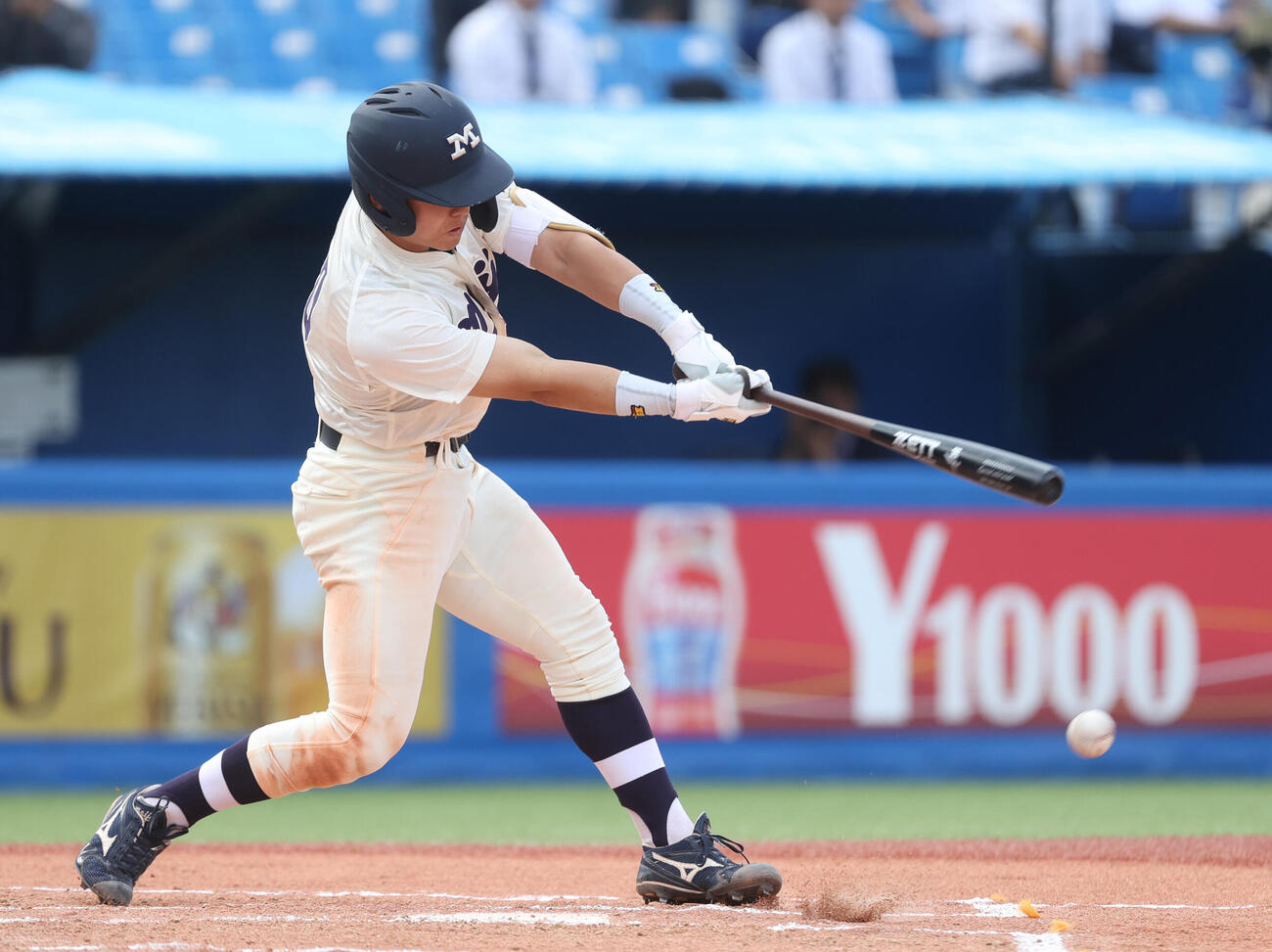 東京6大学野球　明大対立大　6回表明大1死一、二塁、福原聖矢は内野安打を放つ（撮影・柴田隆二）