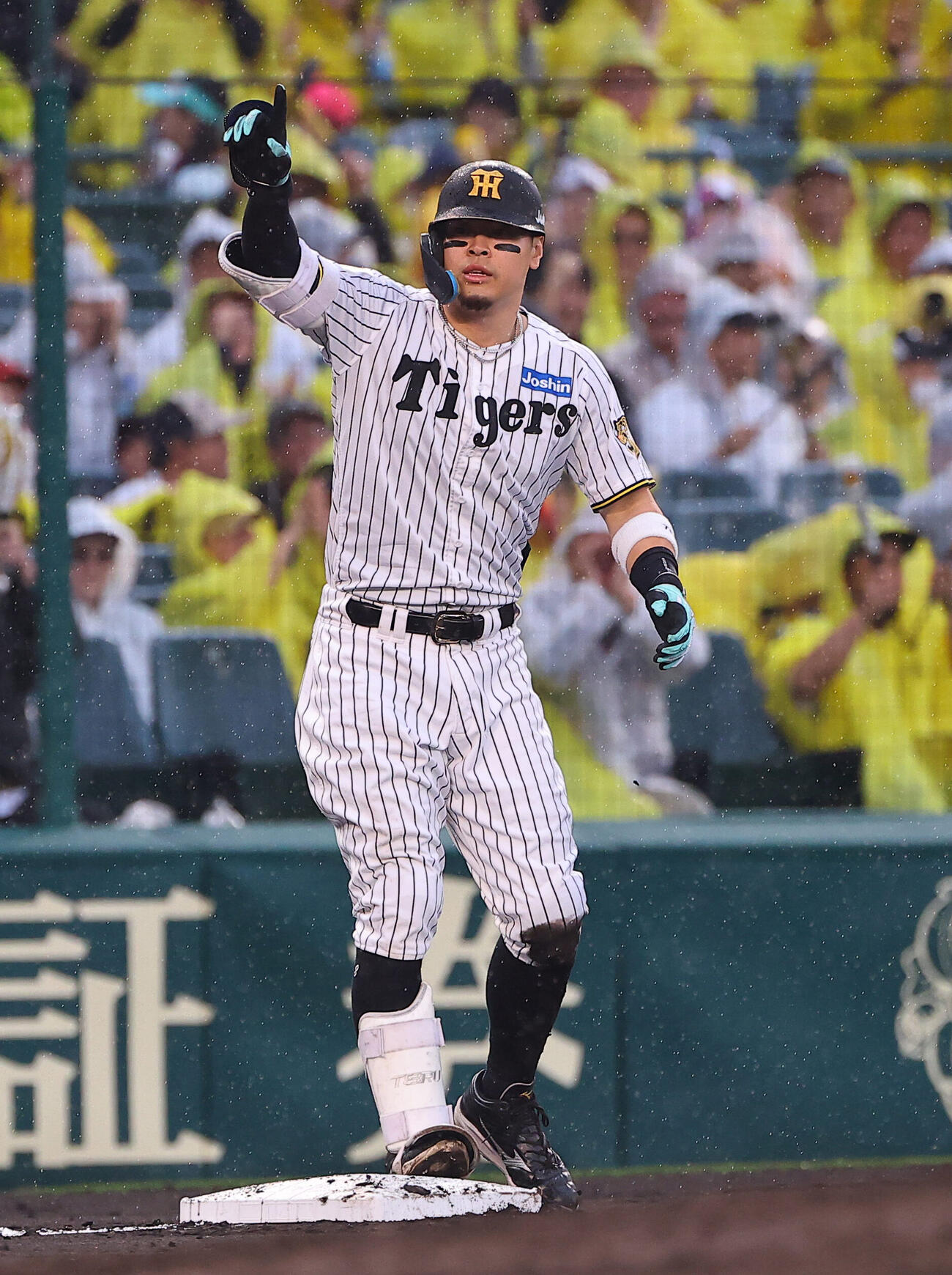 阪神対巨人　4回裏阪神1死一塁、佐藤輝明は先制適時三塁打を放つ（撮影・上田博志）