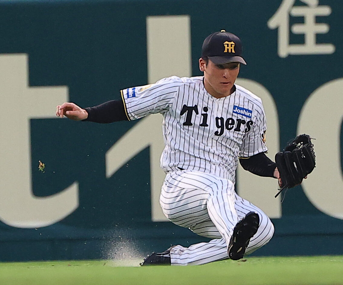 阪神対巨人　6回表巨人2死、高寺望夢は増田陸の左飛を好捕する（撮影・上田博志）