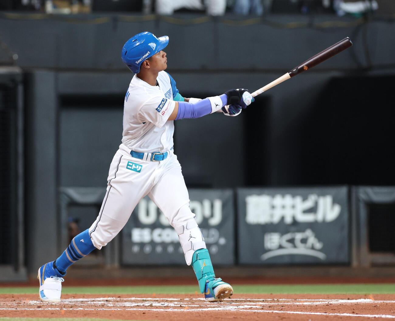日本ハム対オリックス　6回裏日本ハム2死、本塁打を放つ万波中正（撮影・黒川智章）