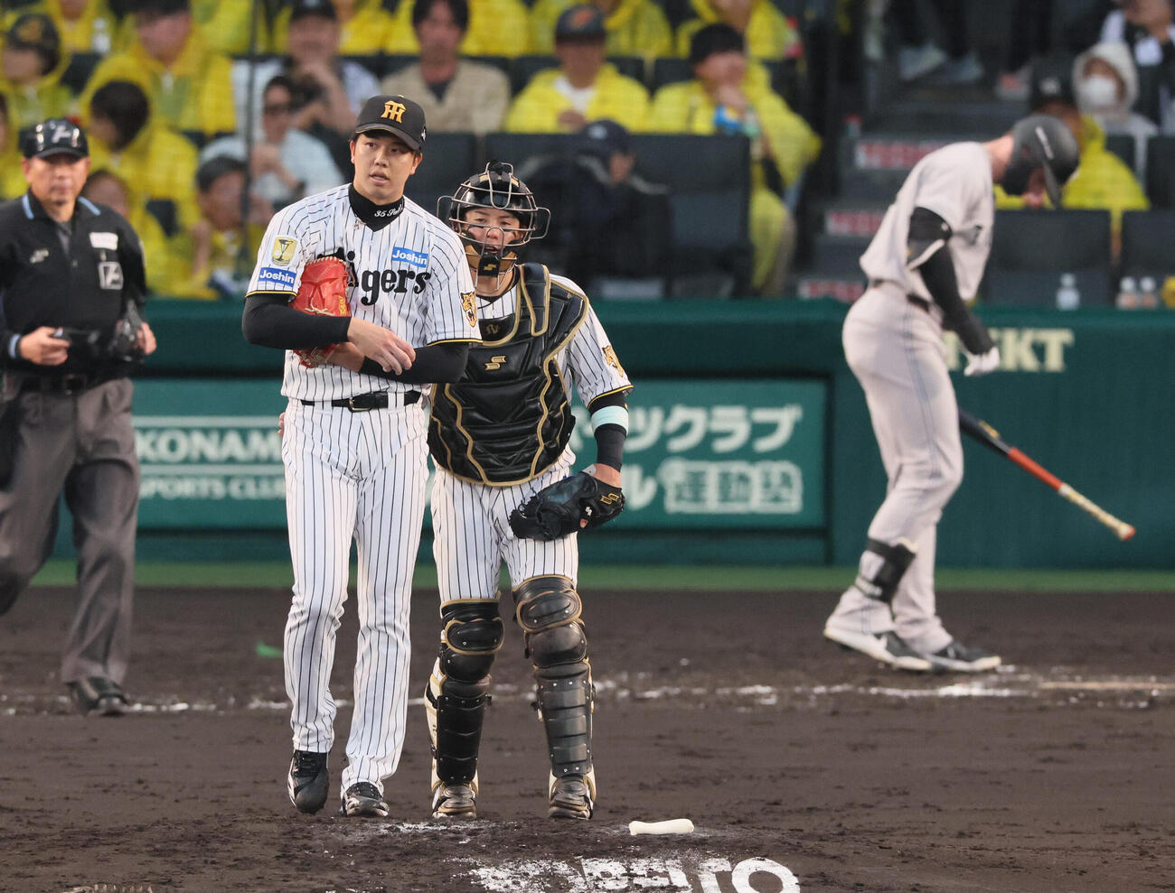 阪神対巨人　5回表、マウンドで話し合う阪神才木浩人（左）と梅野隆太郎（撮影・宮崎幸一）
