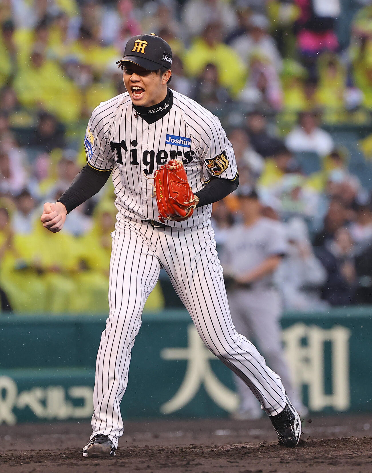 阪神対巨人　5回表巨人2死二、三塁、中山礼都から三振を奪い雄たけびを上げる才木浩人（撮影・上田博志）