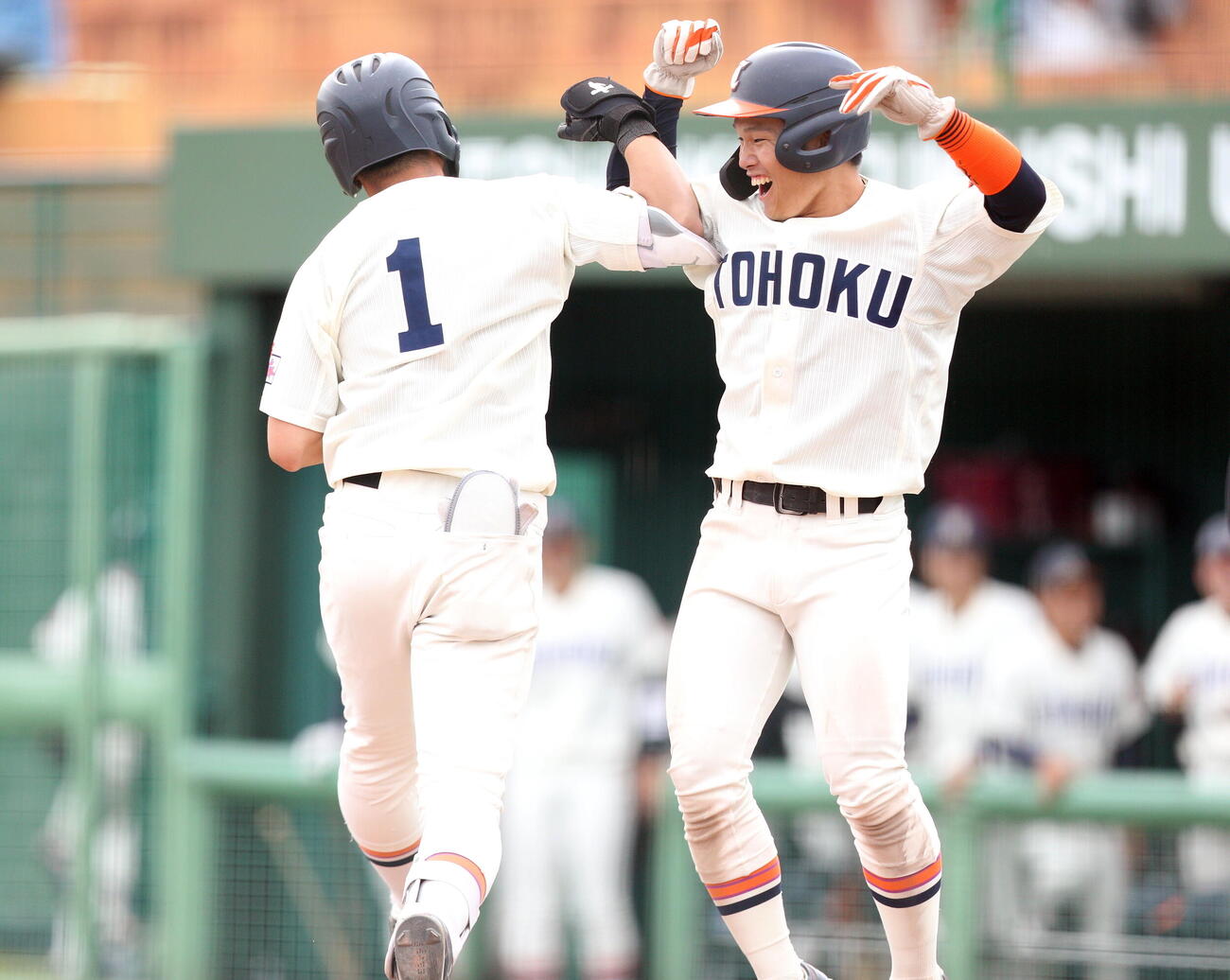 仙台大対東北福祉大　7回、勝ち越しを喜ぶ東北福祉大の多田羅（右）と高岡