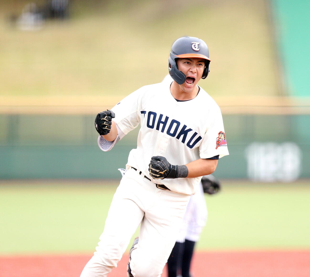 仙台大対東北福祉大　7回裏東北福祉大1死一塁、勝ち越しの右越え2ランを放ち、ガッツポーズする東北福祉大・高岡（撮影・木村有優）