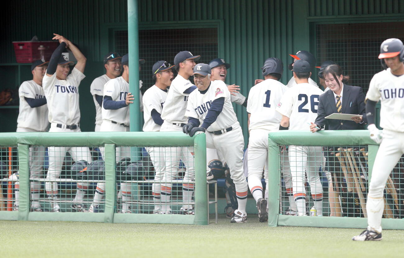 仙台大対東北福祉大　7回、勝ち越しを喜ぶ東北福祉大ベンチ