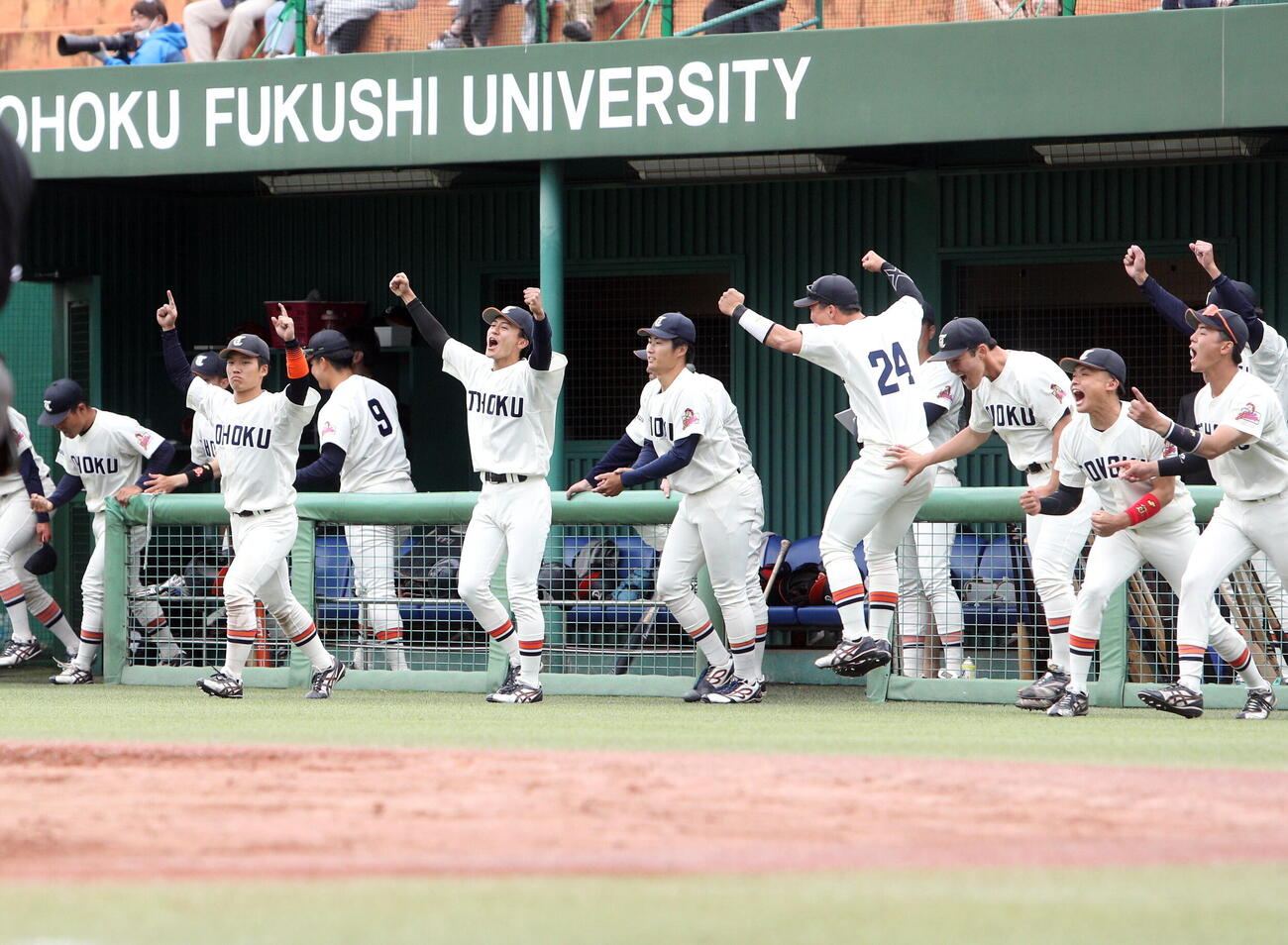 仙台大対東北福祉大　勝利しベンチを飛び出す東北福祉大ベンチ（撮影・木村有優）
