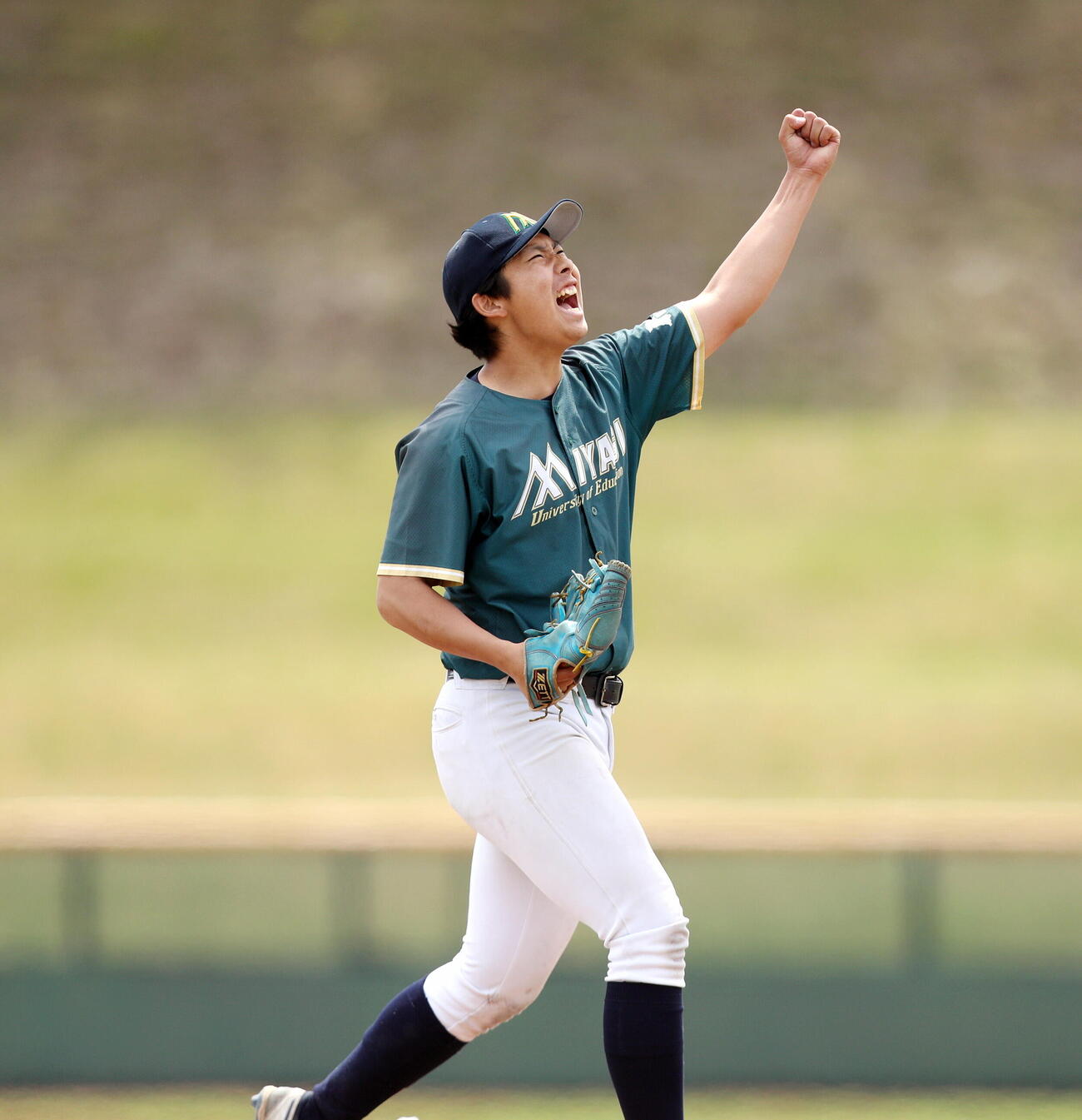 東北工大対宮城教大　勝利し、左手拳を突き上げる宮城教大・山田