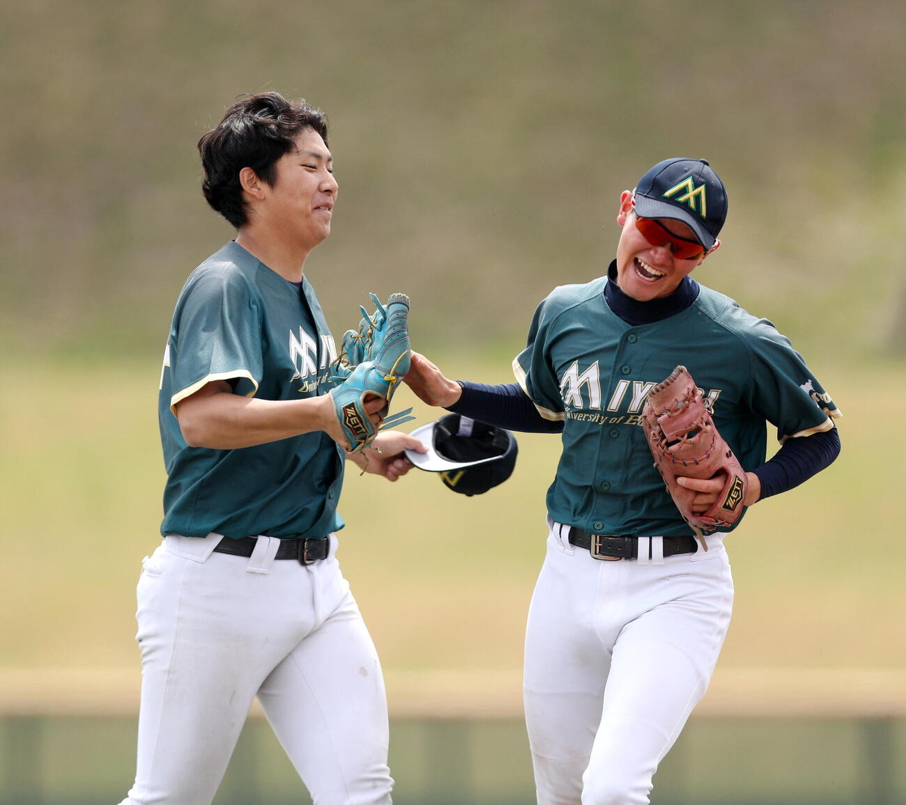 東北工大対宮城教大　勝利を仲間と喜ぶ宮城教大・山田（左）