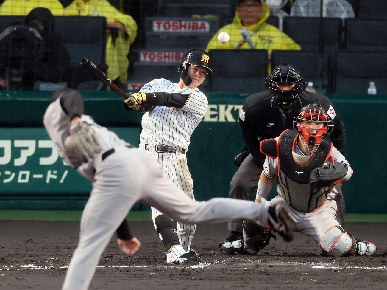 阪神対巨人　7回裏阪神2死二塁、中野拓夢は3本目の安打を放つ（撮影・宮崎幸一）