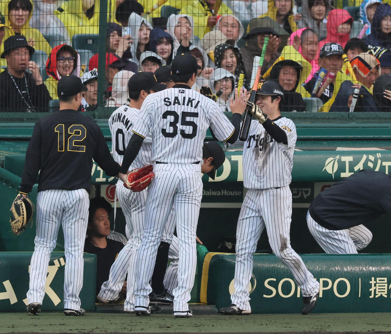 阪神対巨人　4回裏阪神1死一塁、阪神中野拓夢（右）は佐藤輝明の先制適時三塁打で生還し、才木浩人らに迎えられる（撮影・宮崎幸一）