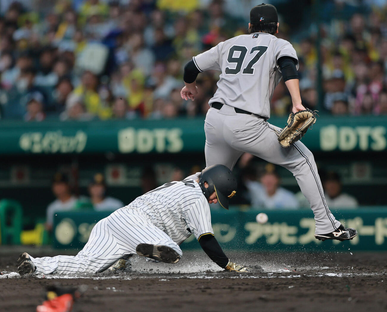 阪神対巨人　6回裏阪神1死満塁、三走中野拓夢（左）は井上温大の暴投で生還する（撮影・上山淳一）