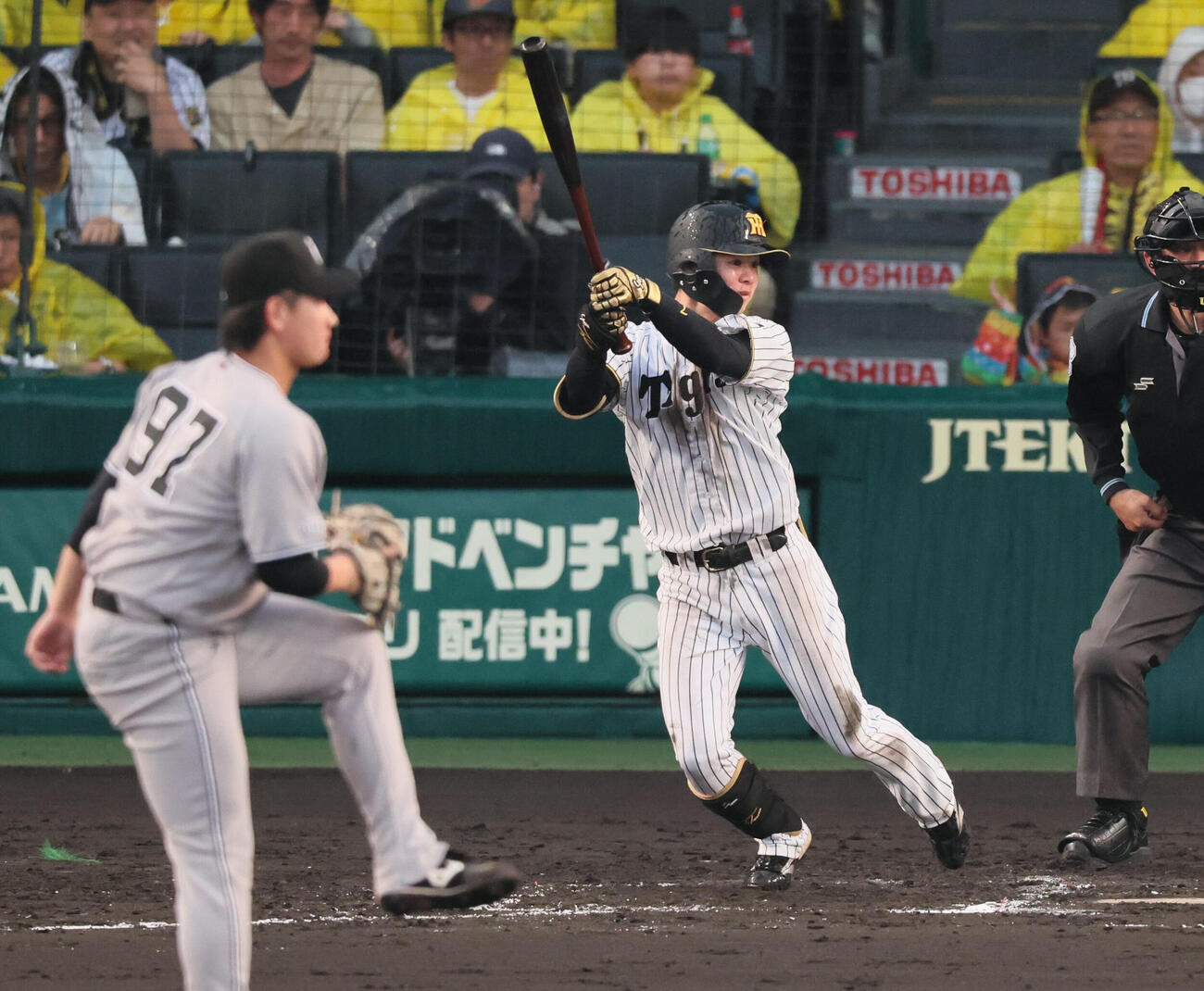 阪神対巨人　4回裏阪神無死、阪神中野拓夢は左前打を放つ（撮影・宮崎幸一）