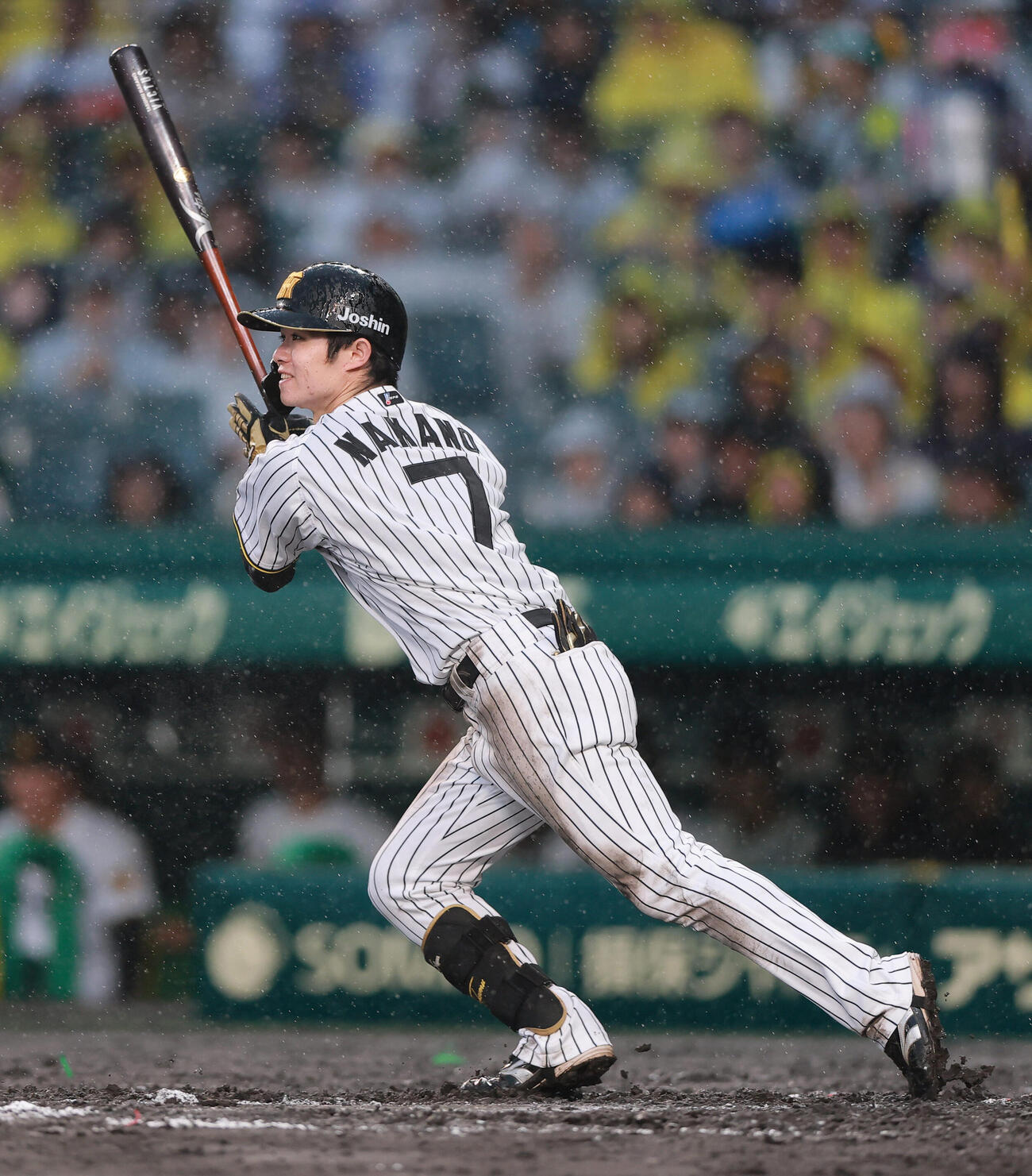 阪神対巨人　7回裏阪神2死二塁、安打を放つ中野拓夢（撮影・上山淳一）..