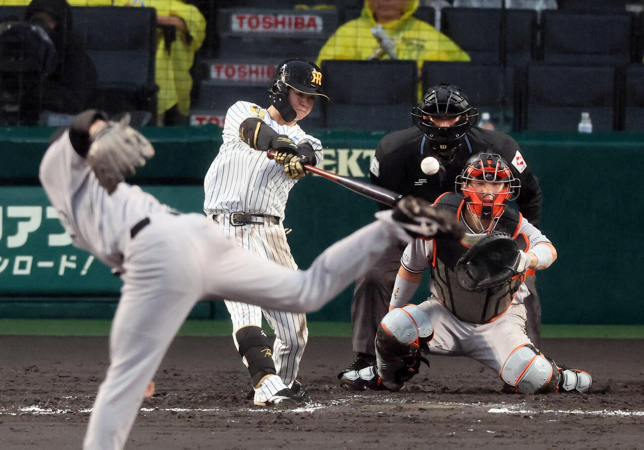 阪神対巨人　7回裏阪神2死二塁、中野拓夢は猛打賞となる安打を放つ（撮影・宮崎幸一）
