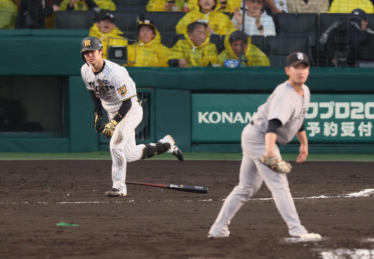 阪神対巨人　6回裏阪神無死、阪神中野拓夢は中前打を放つ（撮影・宮崎幸一）