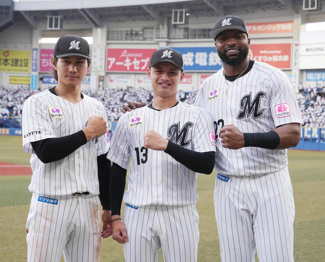ロッテ対西武　ヒーローインタビューを終え写真に収まる、左からロッテ藤原恭大、毛利海大、グレゴリー・ポランコ（撮影・小沢裕）