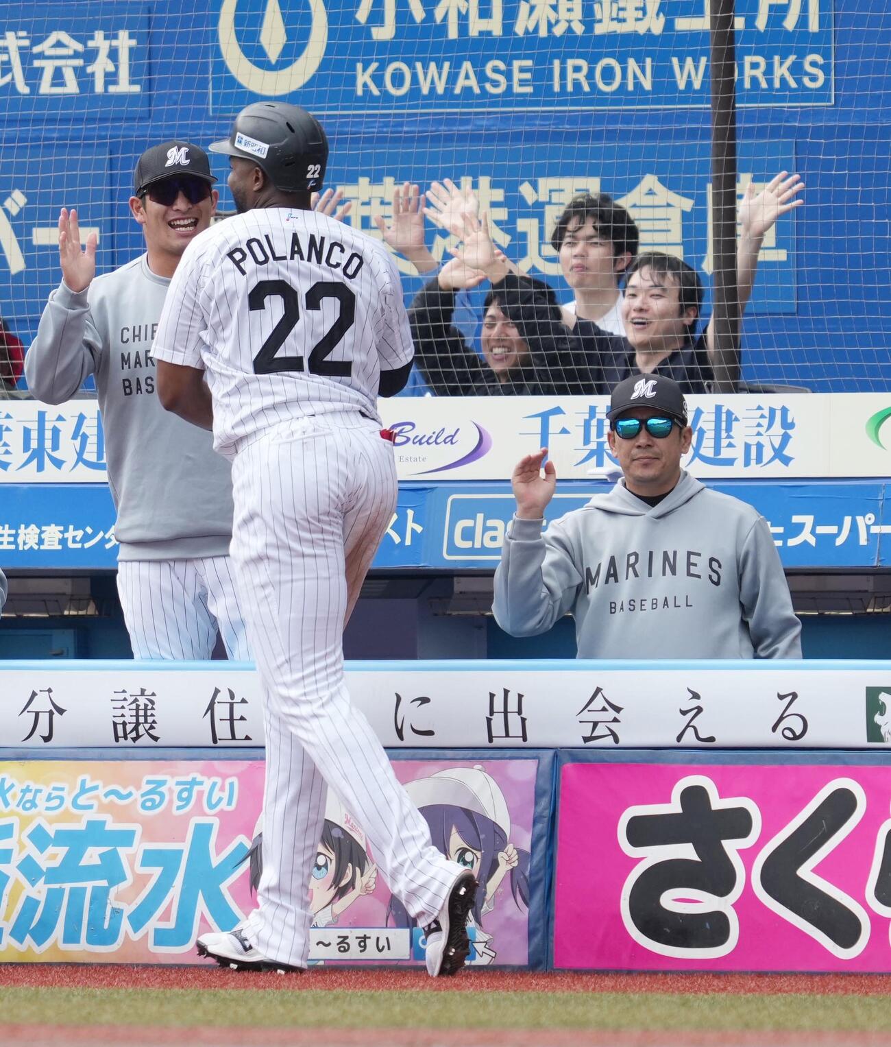 ロッテ対西武　5回裏ロッテ2死一塁、友杉篤輝の右適時三塁打で生還したグレゴリー・ポランコ（左）を祝福するサブロー監督（撮影・小沢裕）