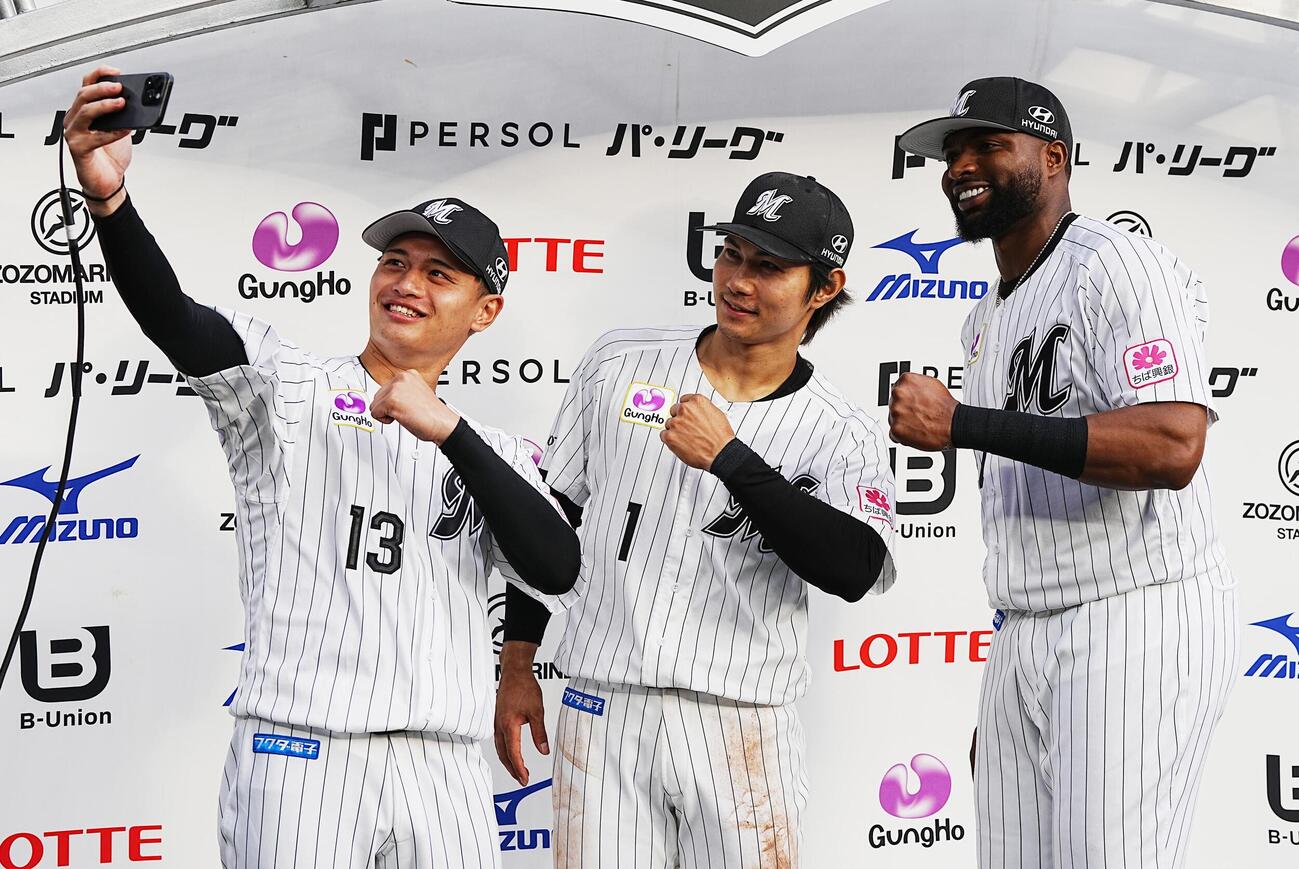 ロッテ対西武　ヒーローインタビューを終え自撮りするロッテの、左から毛利海大、藤原恭大、グレゴリー・ポランコ（撮影・小沢裕）