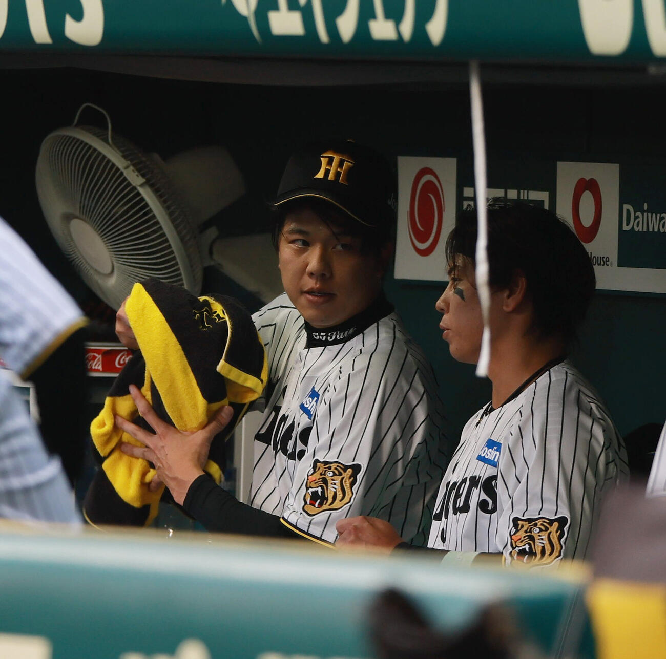 阪神対巨人　初回を投げ終えた阪神先発の才木浩人（左）は捕手梅野隆太郎と話す（撮影・上山淳一）