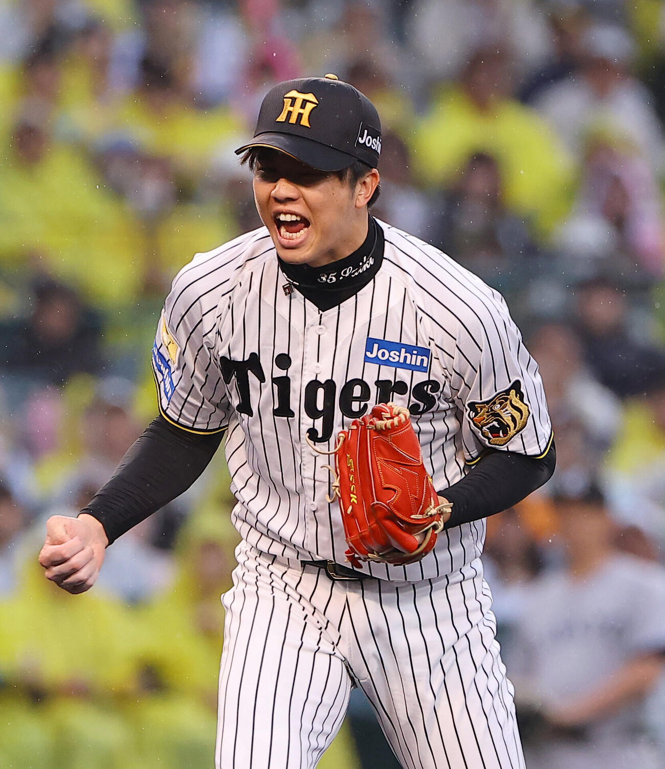 阪神対巨人　5回表巨人2死二、三塁、中山礼都から三振を奪い雄たけびを上げる才木浩人（撮影・上田博志）